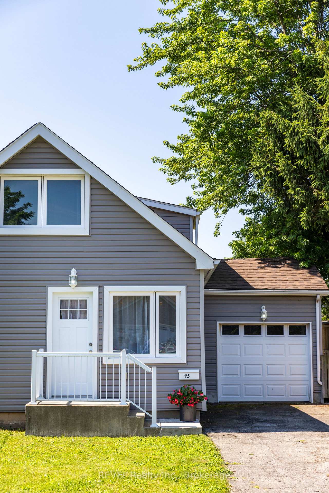 Photo 4 of 45 Parker Street, St. Catharines, Western Hill — HOMEH