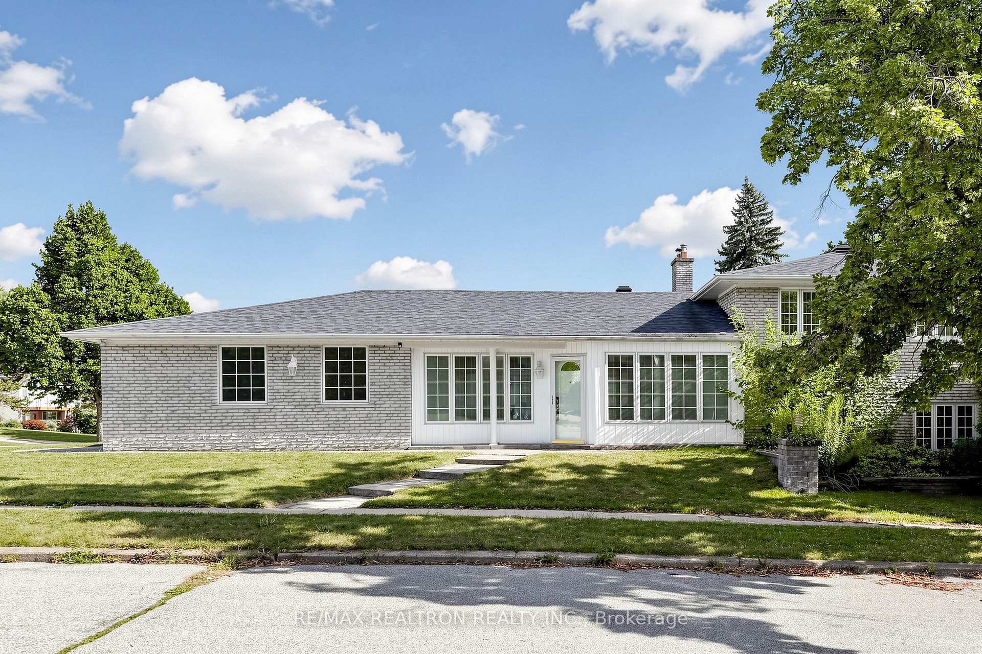 Photo 4 of 18 Olsen Drive, North York, Parkwoods-Donalda — HOMEH