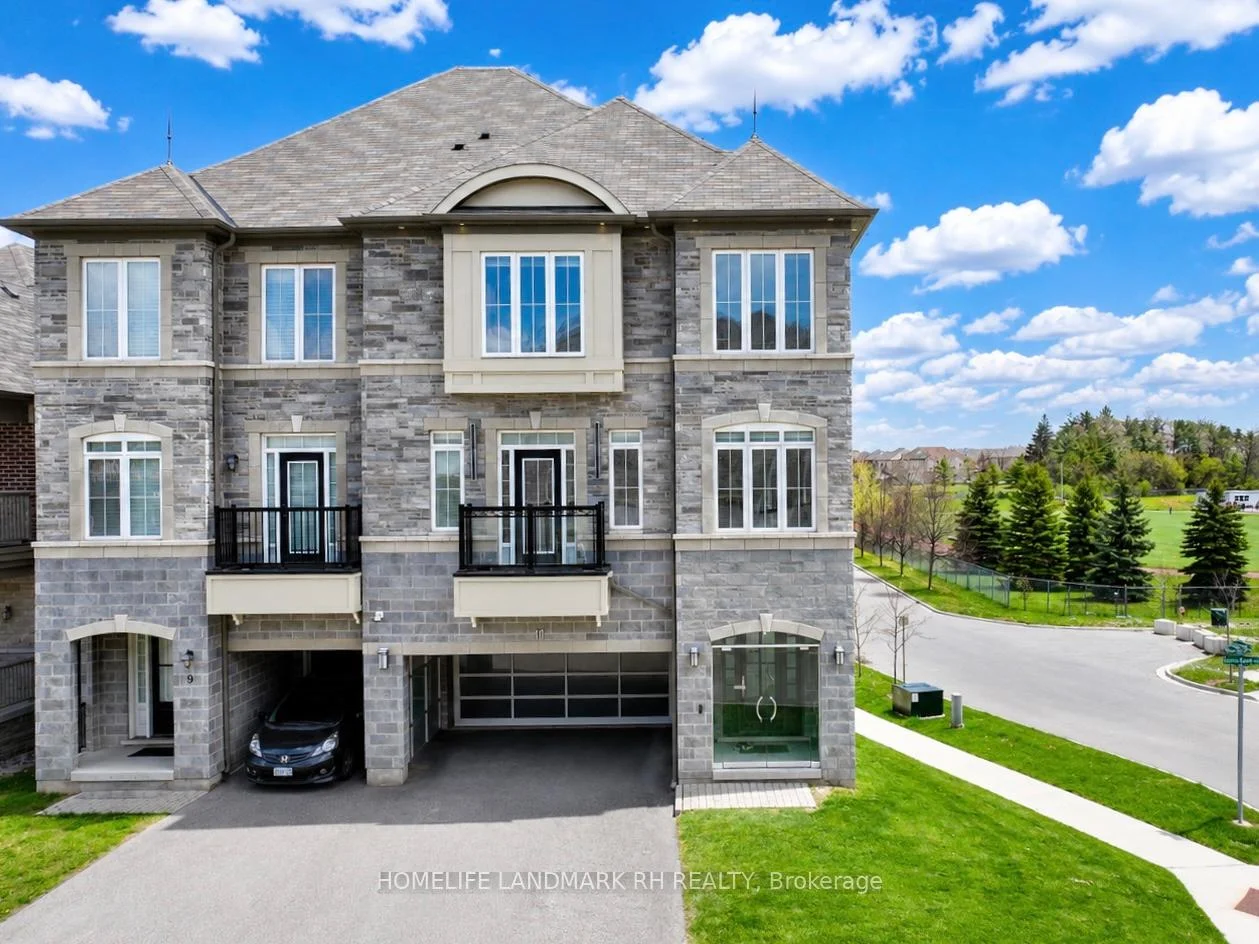 Photo 2 of 11 Lorne Glen Street, Markham, Berczy — HOMEH