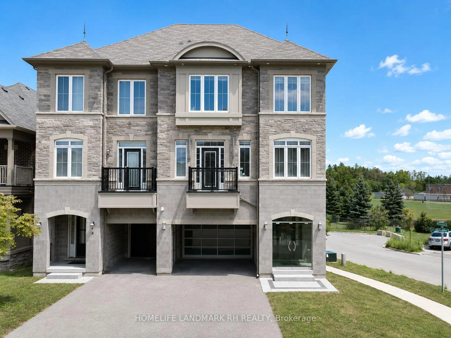 Photo 3 of 11 Lorne Glen Street, Markham, Berczy — HOMEH