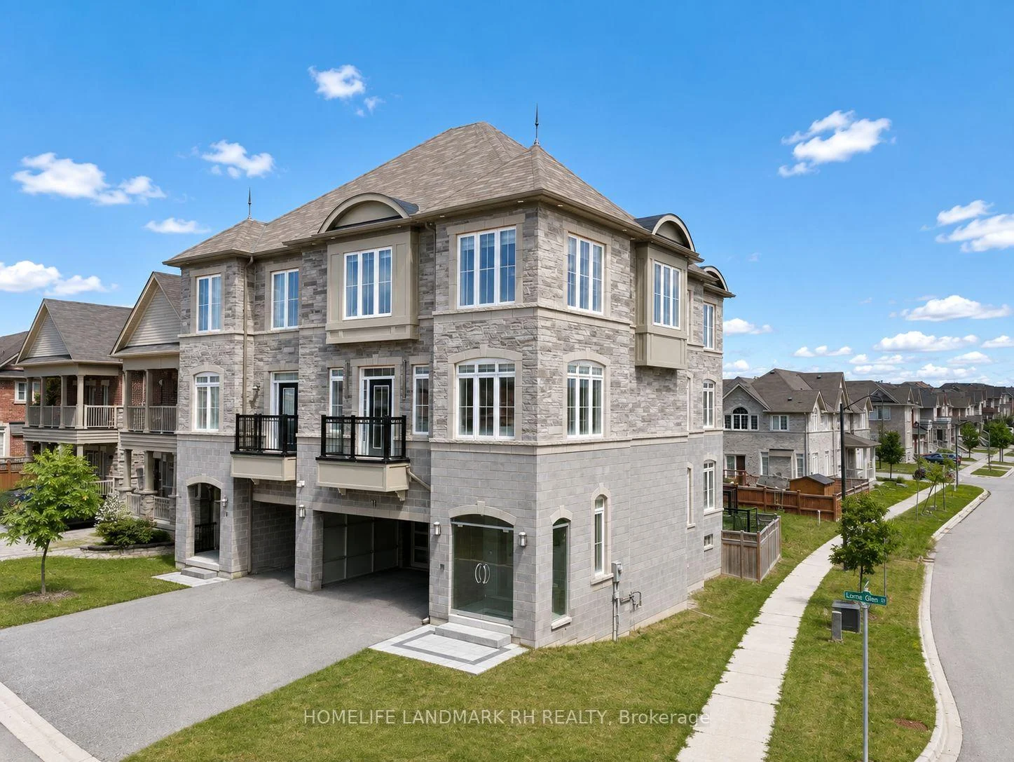 Photo 4 of 11 Lorne Glen Street, Markham, Berczy — HOMEH
