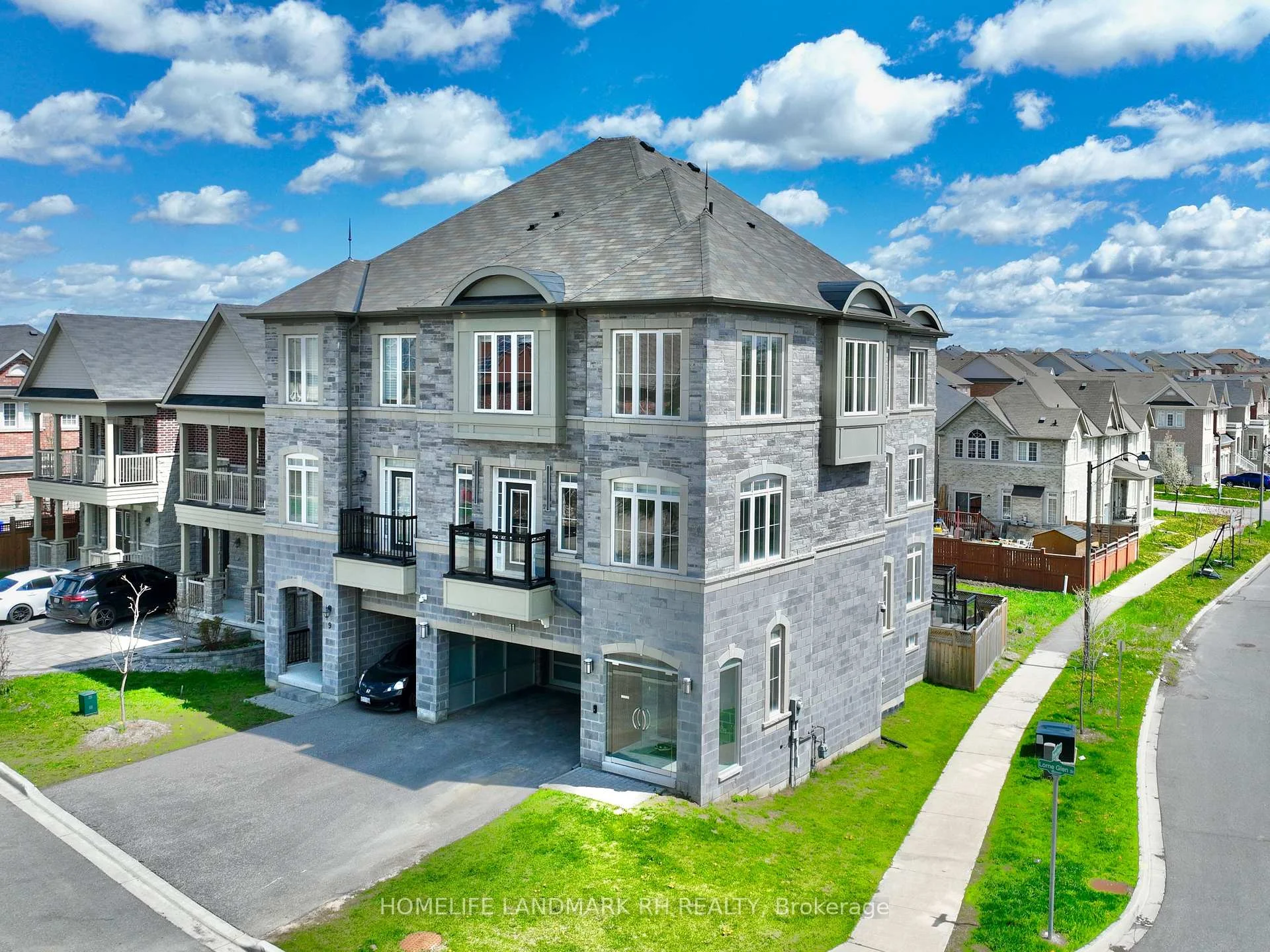 Photo 5 of 11 Lorne Glen Street, Markham, Berczy — HOMEH