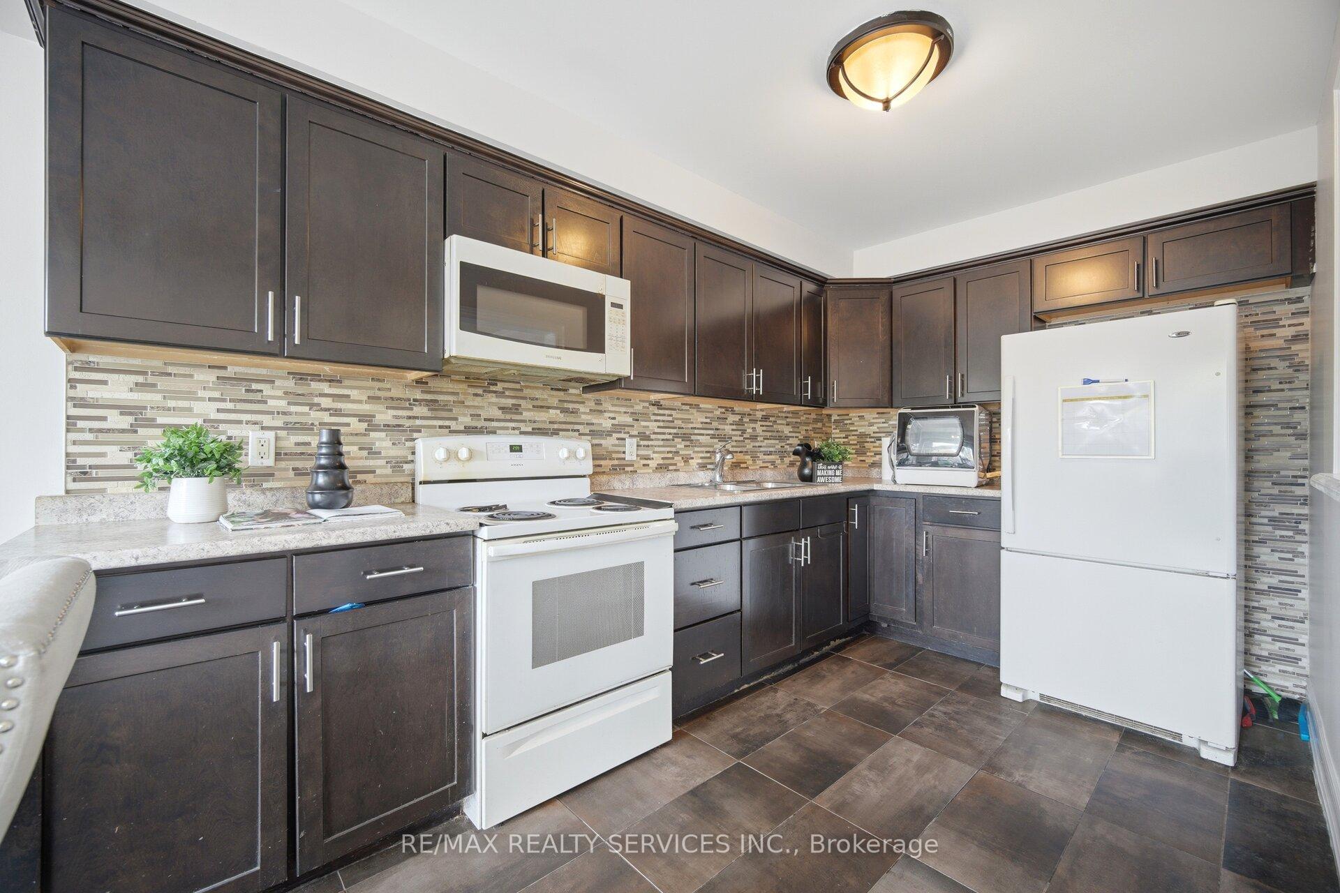 Photo 3 of Unit 47, 43 Vodden Court, Brampton, Brampton North — HOMEH