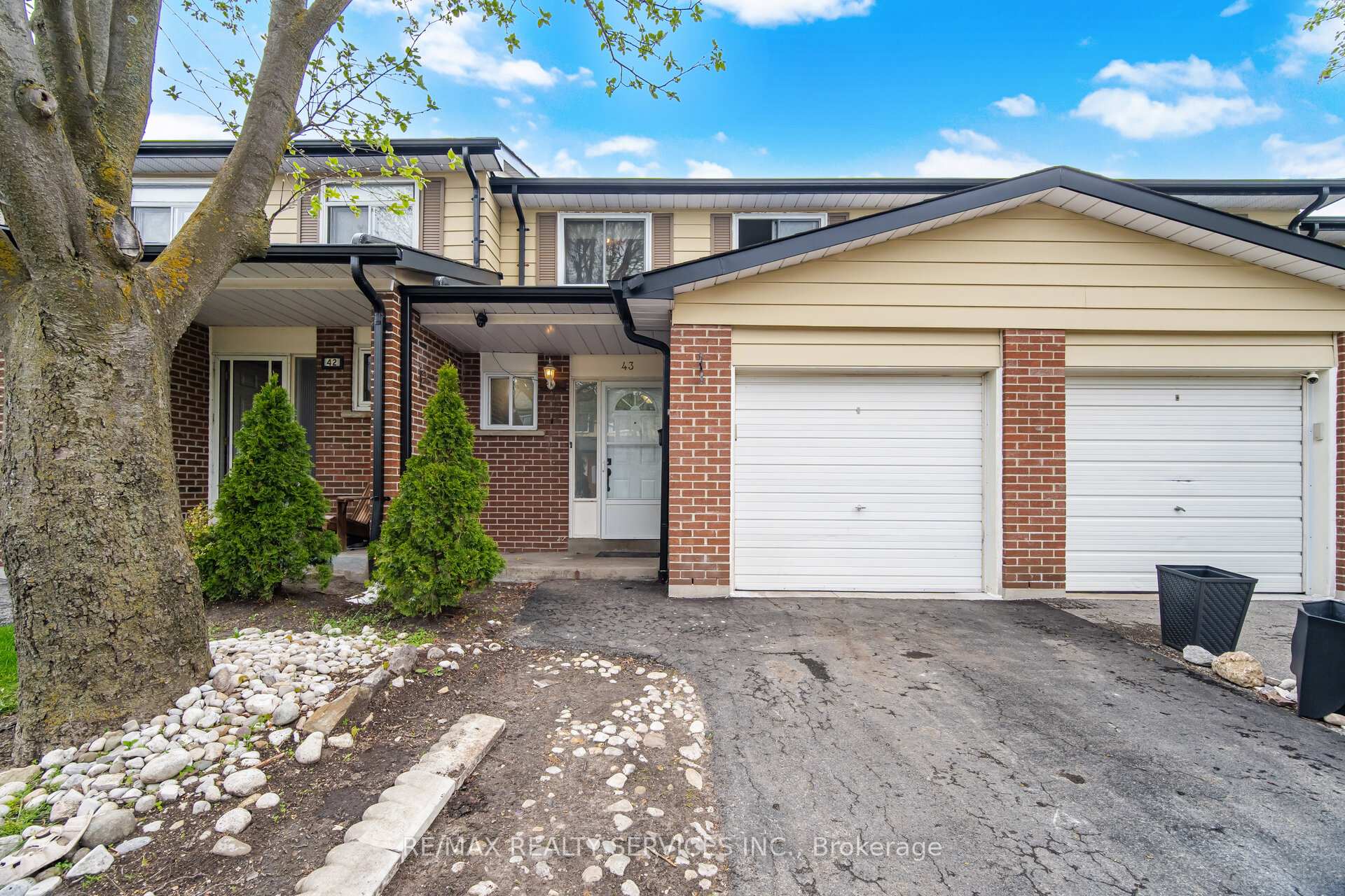 Photo 4 of Unit 47, 43 Vodden Court, Brampton, Brampton North — HOMEH