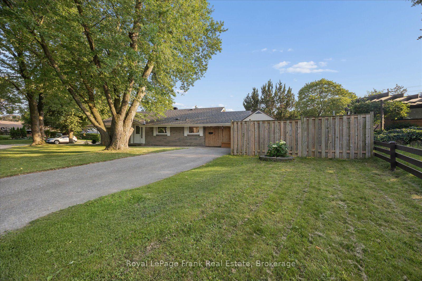 Photo 3 of 2 Rosswood Crescent, Scarborough, Bendale — HOMEH