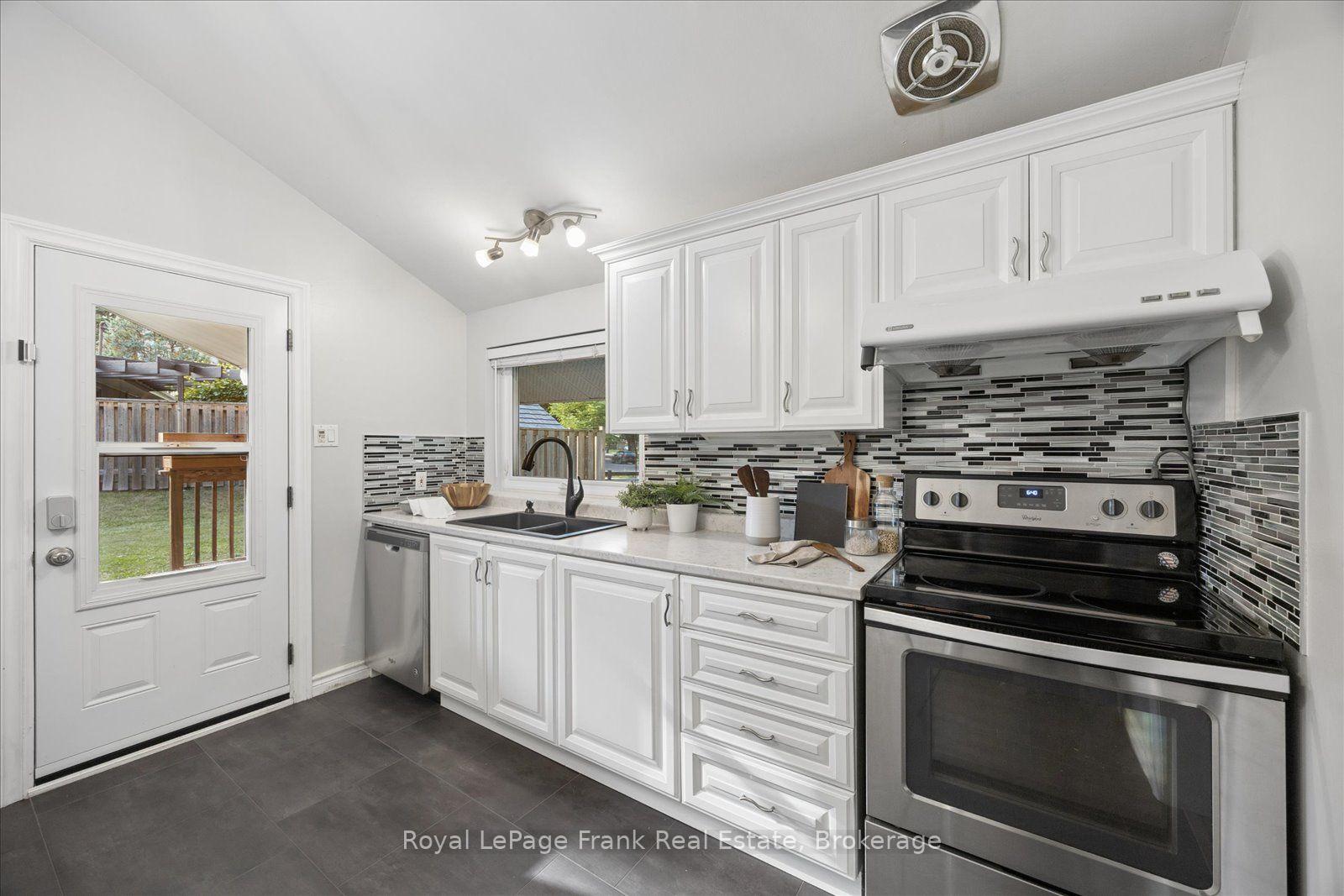 Photo 12 of 2 Rosswood Crescent, Scarborough, Bendale — HOMEH