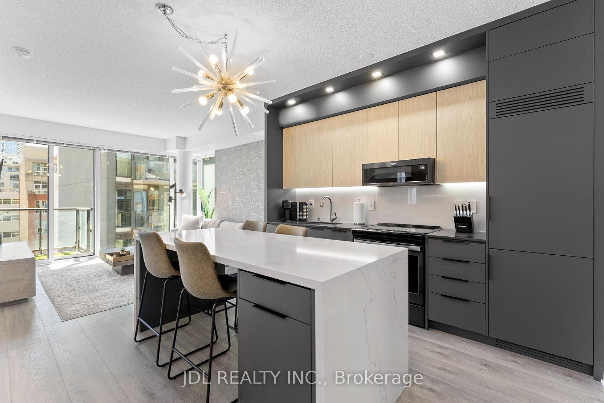 Front of Unit 610, 435 Richmond Street W