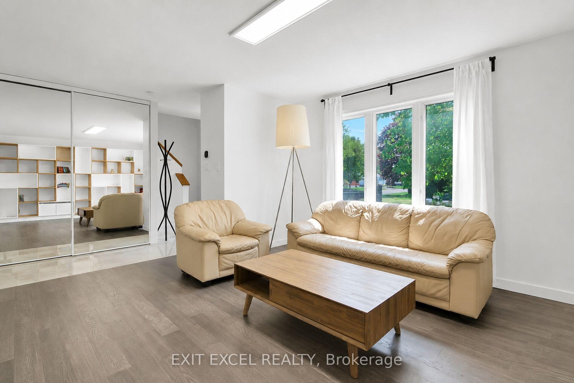 Photo 3 of 25 Uxbridge Crescent, Ottawa, Kanata - Glencairn/Hazeldean — HOMEH