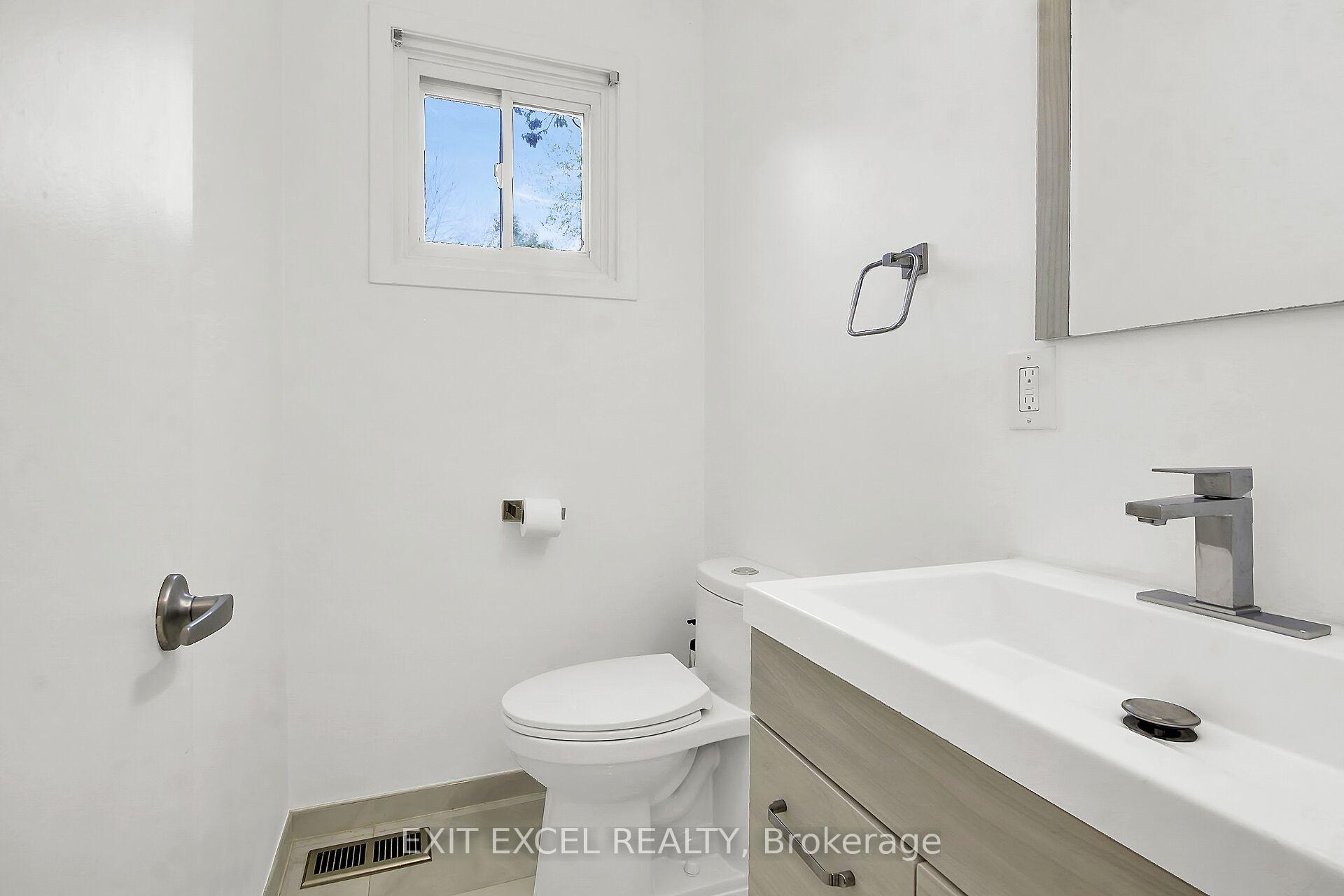 Photo 12 of 25 Uxbridge Crescent, Ottawa, Kanata - Glencairn/Hazeldean — HOMEH