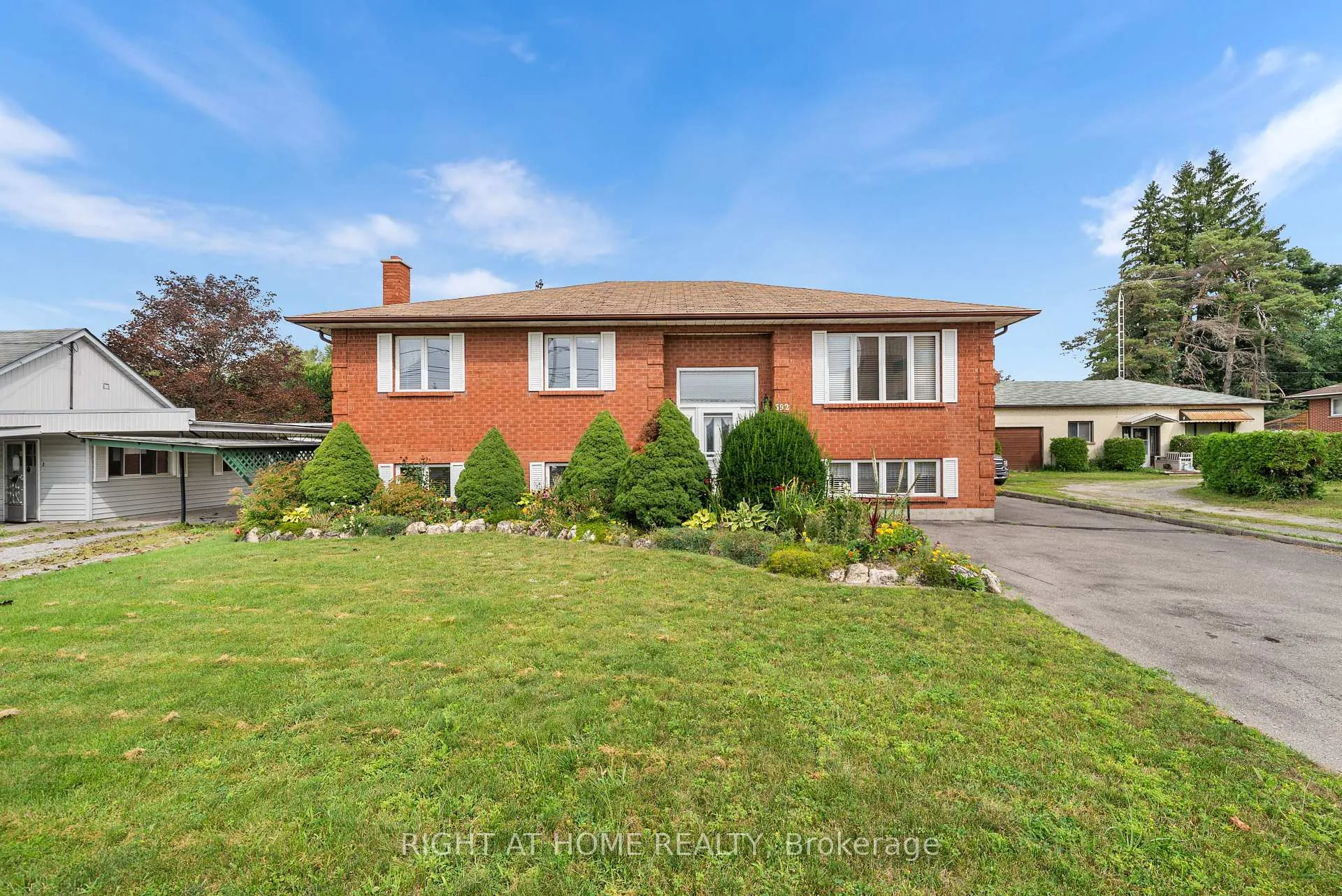 Photo of 592 Taunton Road W