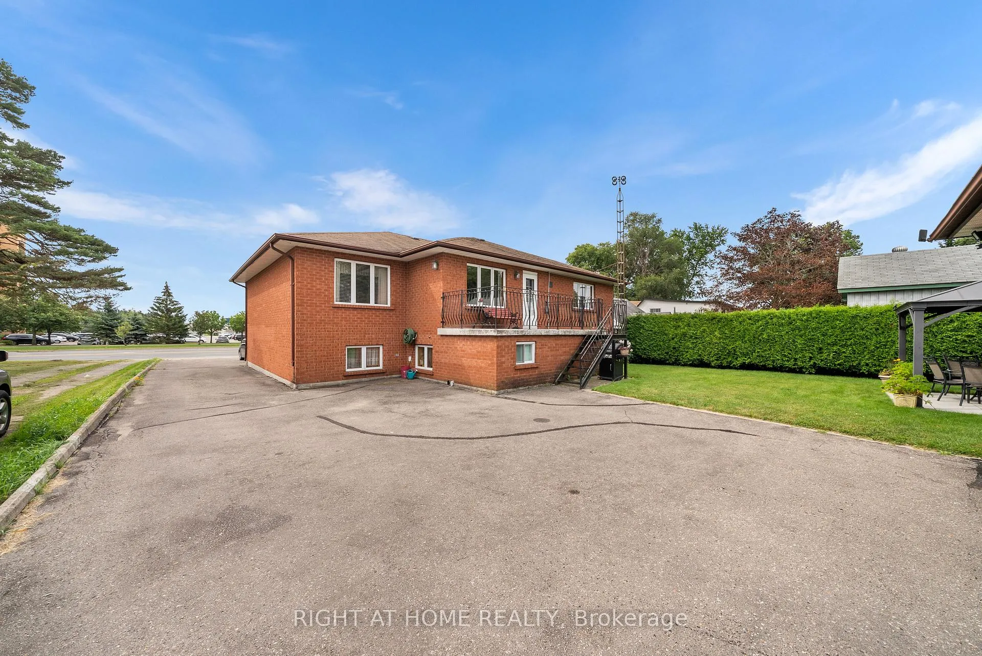 Photo 2 of 592 Taunton Road W, Oshawa, Northwood — HOMEH