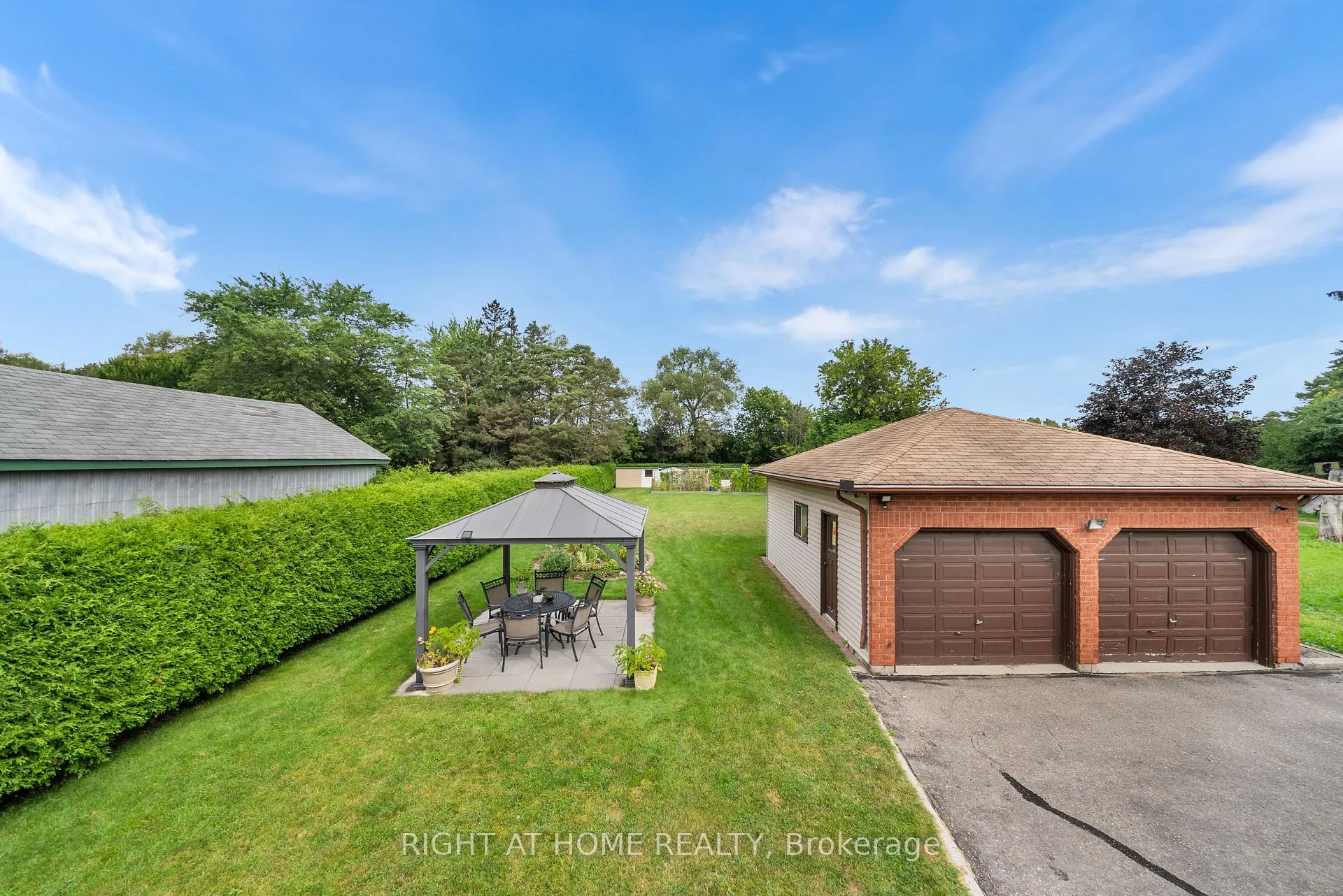 Photo 13 of 592 Taunton Road W, Oshawa, Northwood — HOMEH