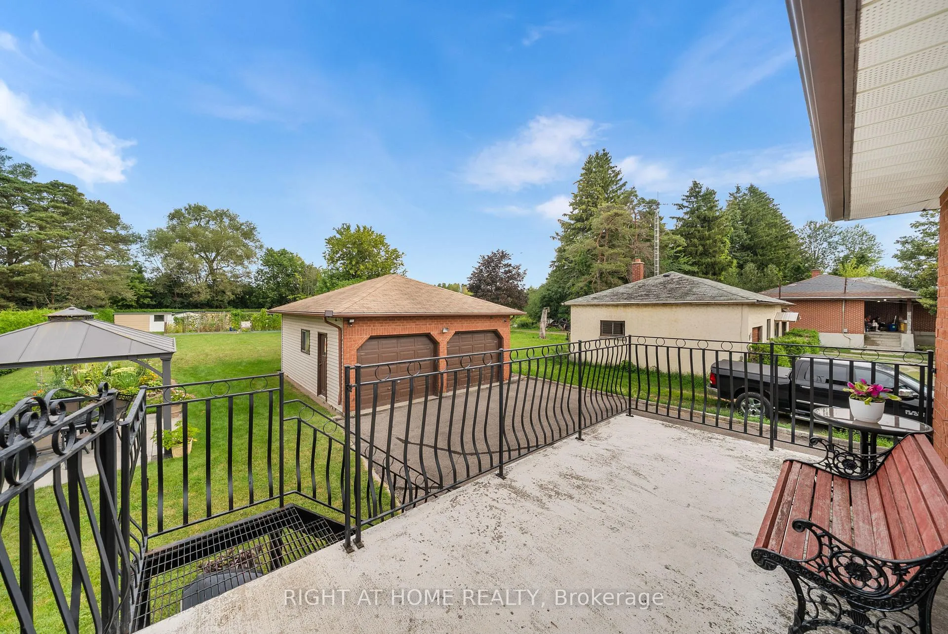 Photo 14 of 592 Taunton Road W, Oshawa, Northwood — HOMEH