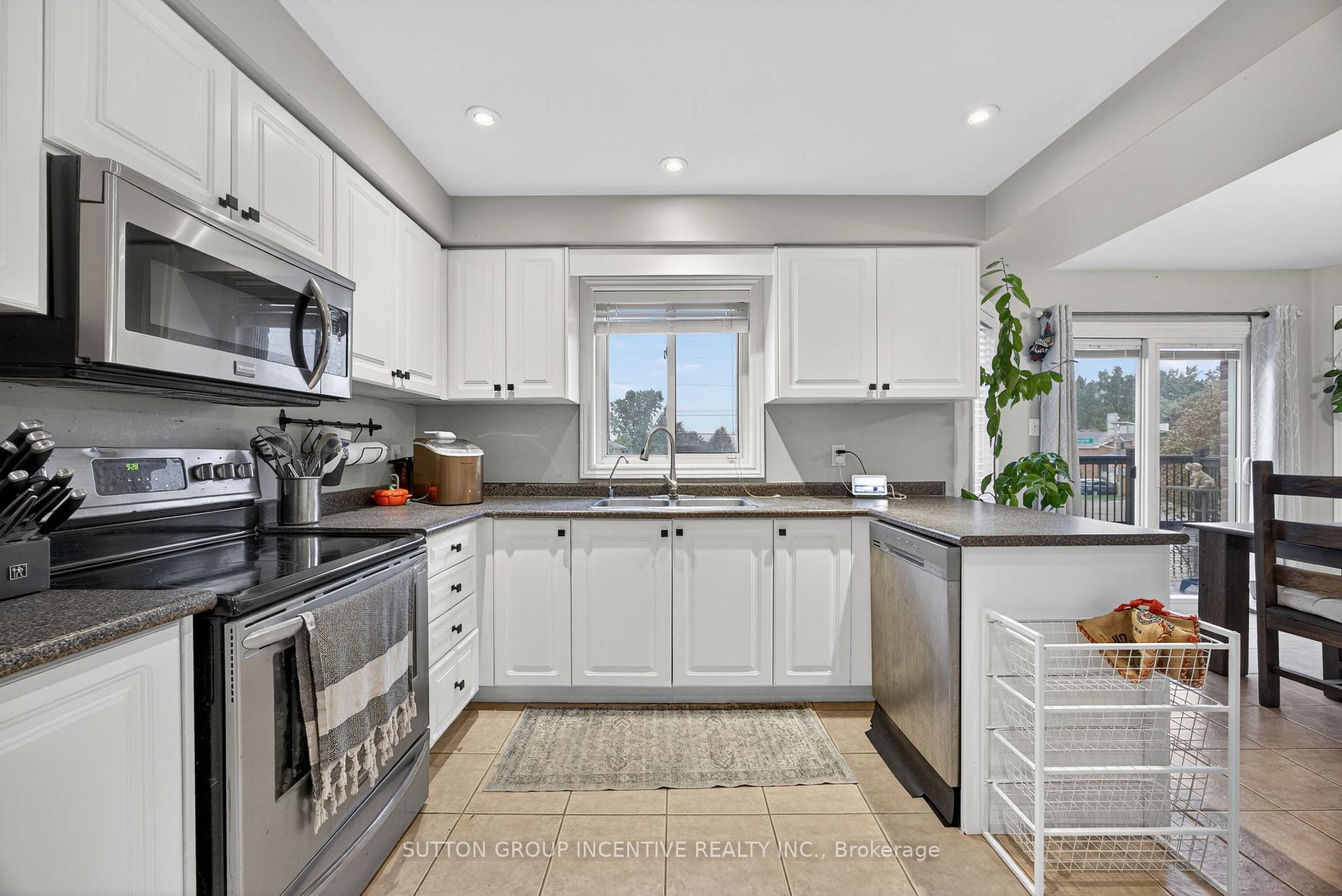 Photo 8 of 4 Dunnett Drive, Barrie, Ardagh — HOMEH