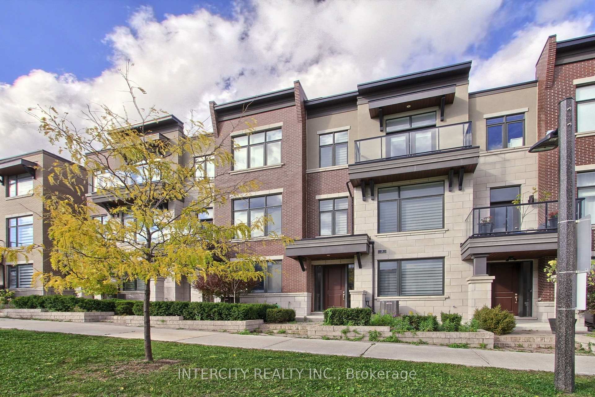 Photo 2 of 7 Adaskin Drive, Vaughan, Patterson — HOMEH
