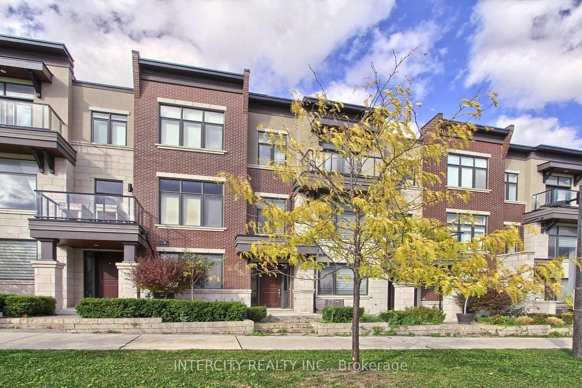 Photo 3 of 7 Adaskin Drive, Vaughan, Patterson — HOMEH