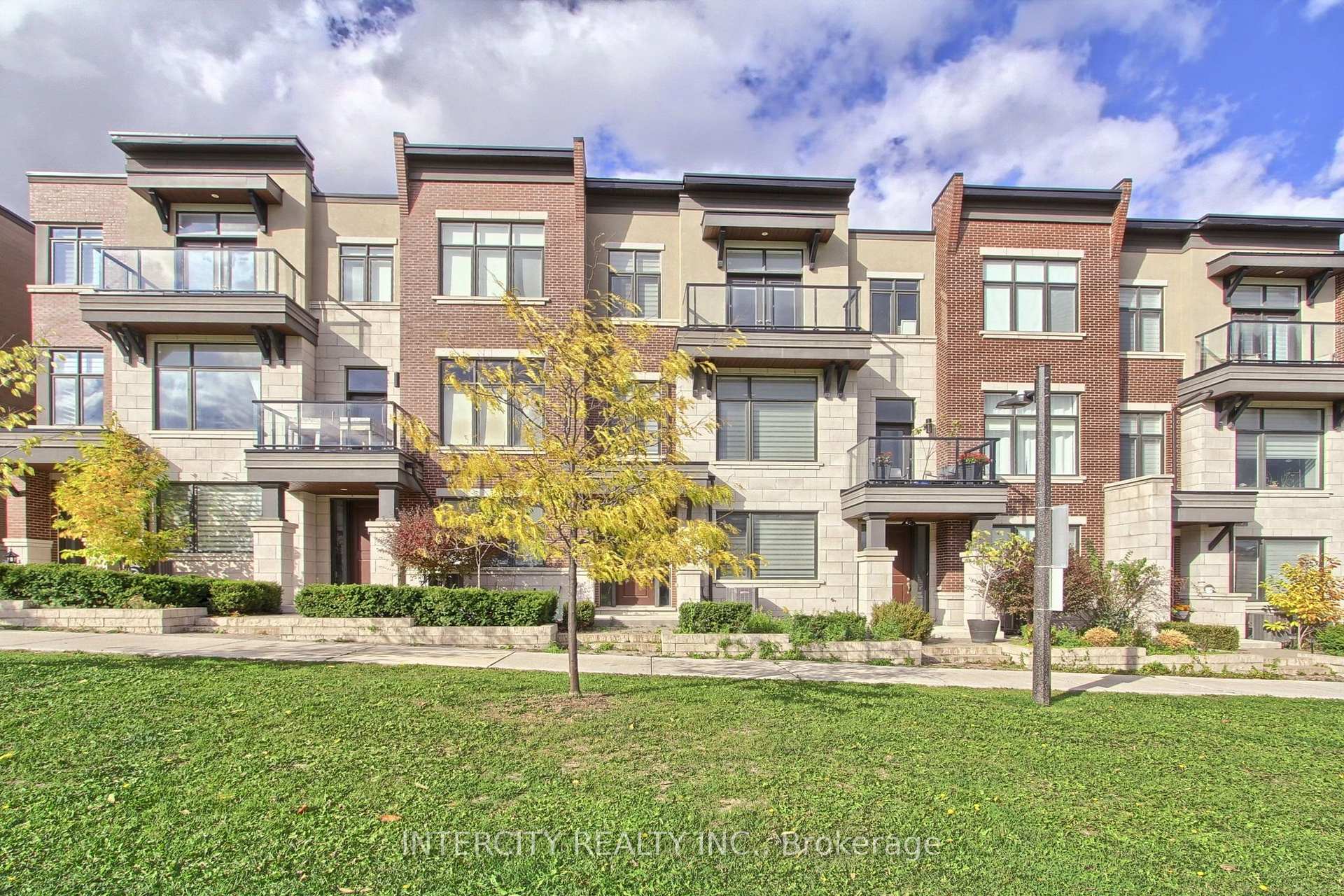 Photo 4 of 7 Adaskin Drive, Vaughan, Patterson — HOMEH