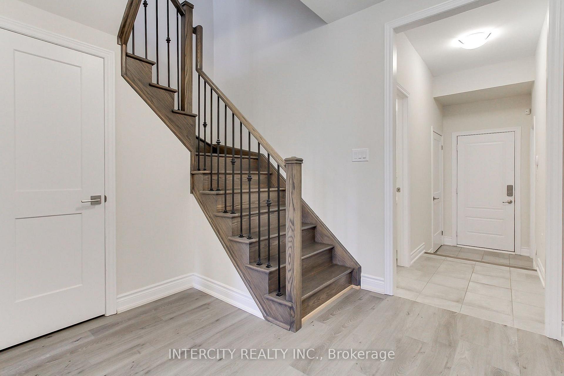 Photo 10 of 7 Adaskin Drive, Vaughan, Patterson — HOMEH