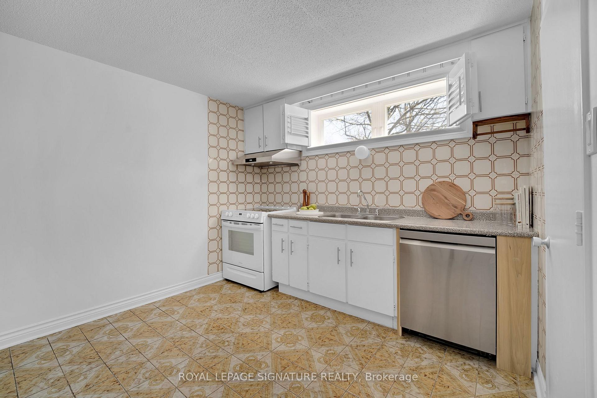Photo 7 of Unit Lower, 49 Sylvadene Parkway, Vaughan, East Woodbridge — HOMEH