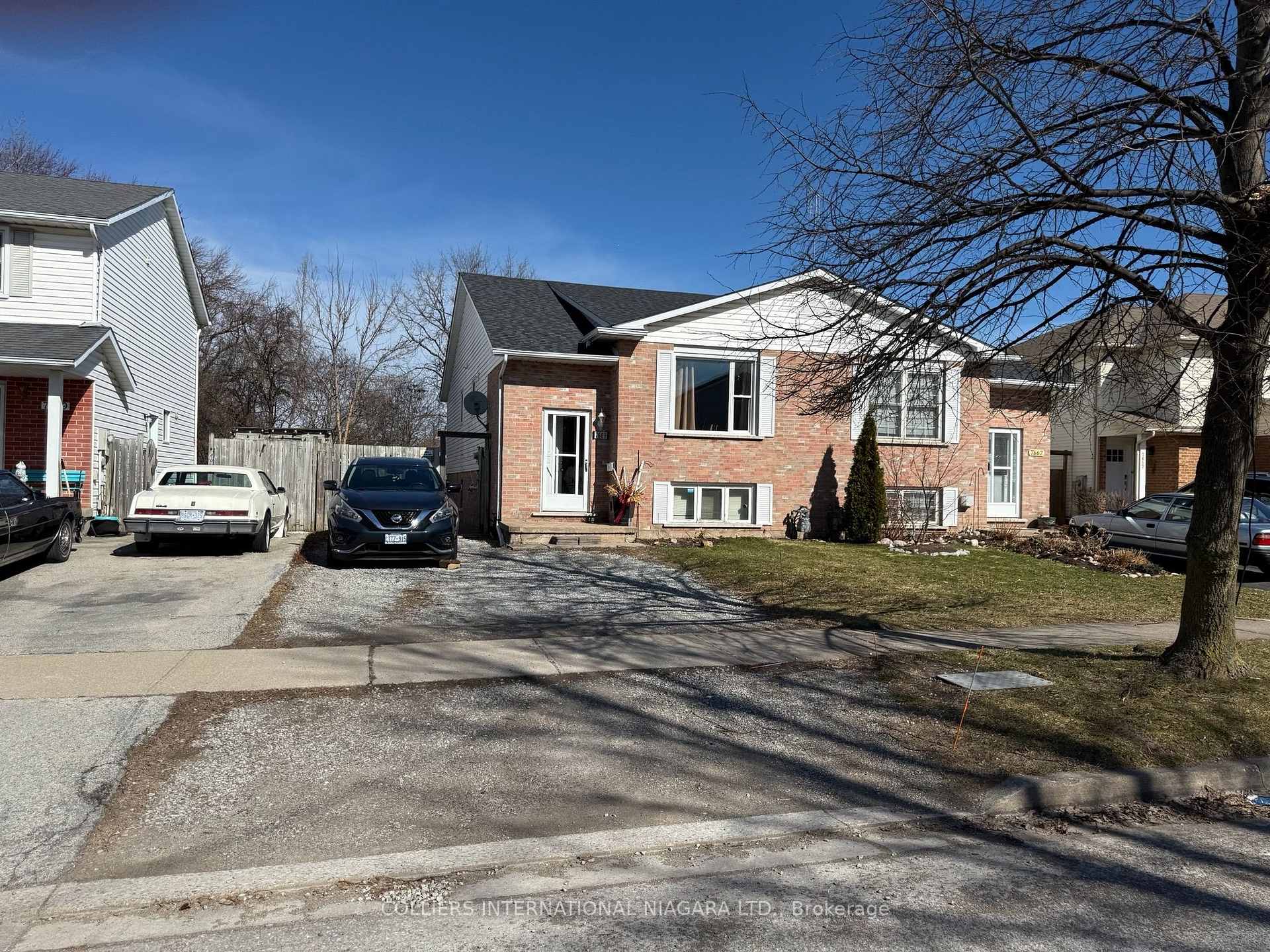 Photo 2 of 7669 Trackview Street, Niagara Falls, Ascot — HOMEH