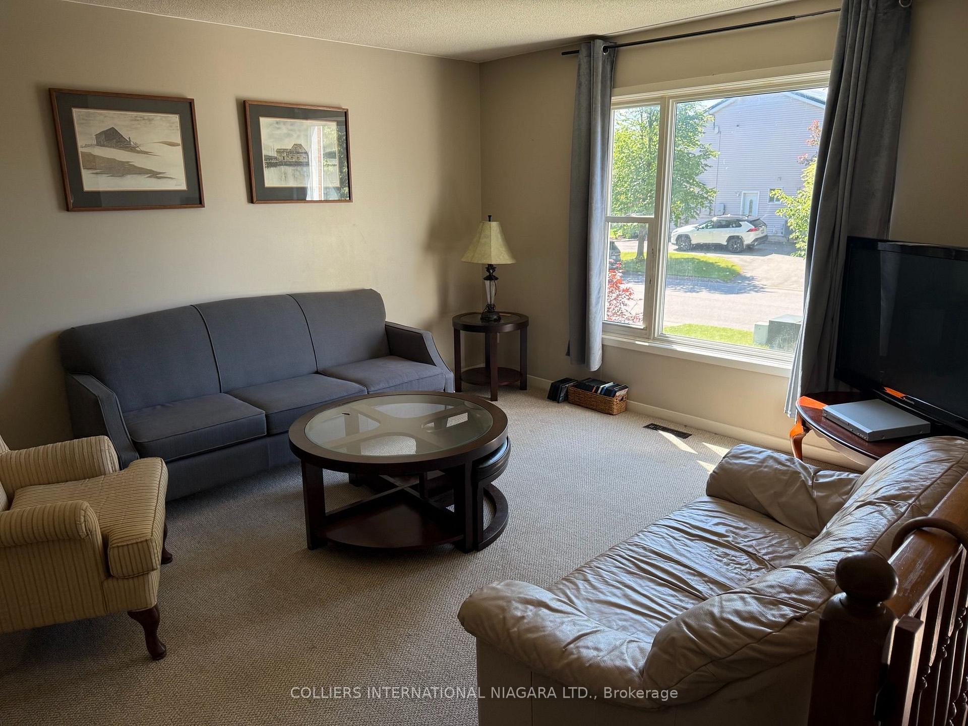 Photo 3 of 7669 Trackview Street, Niagara Falls, Ascot — HOMEH
