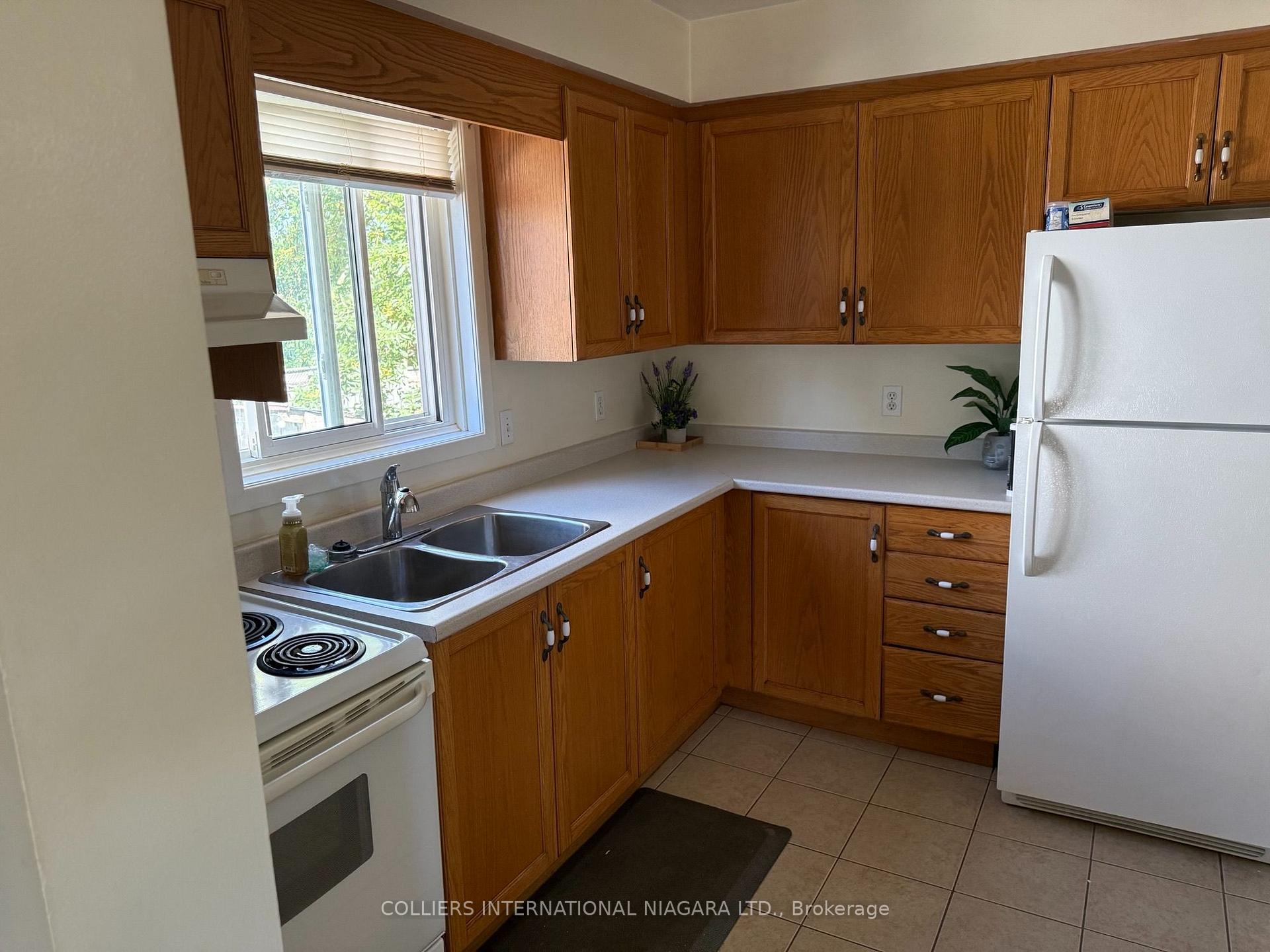 Photo 6 of 7669 Trackview Street, Niagara Falls, Ascot — HOMEH