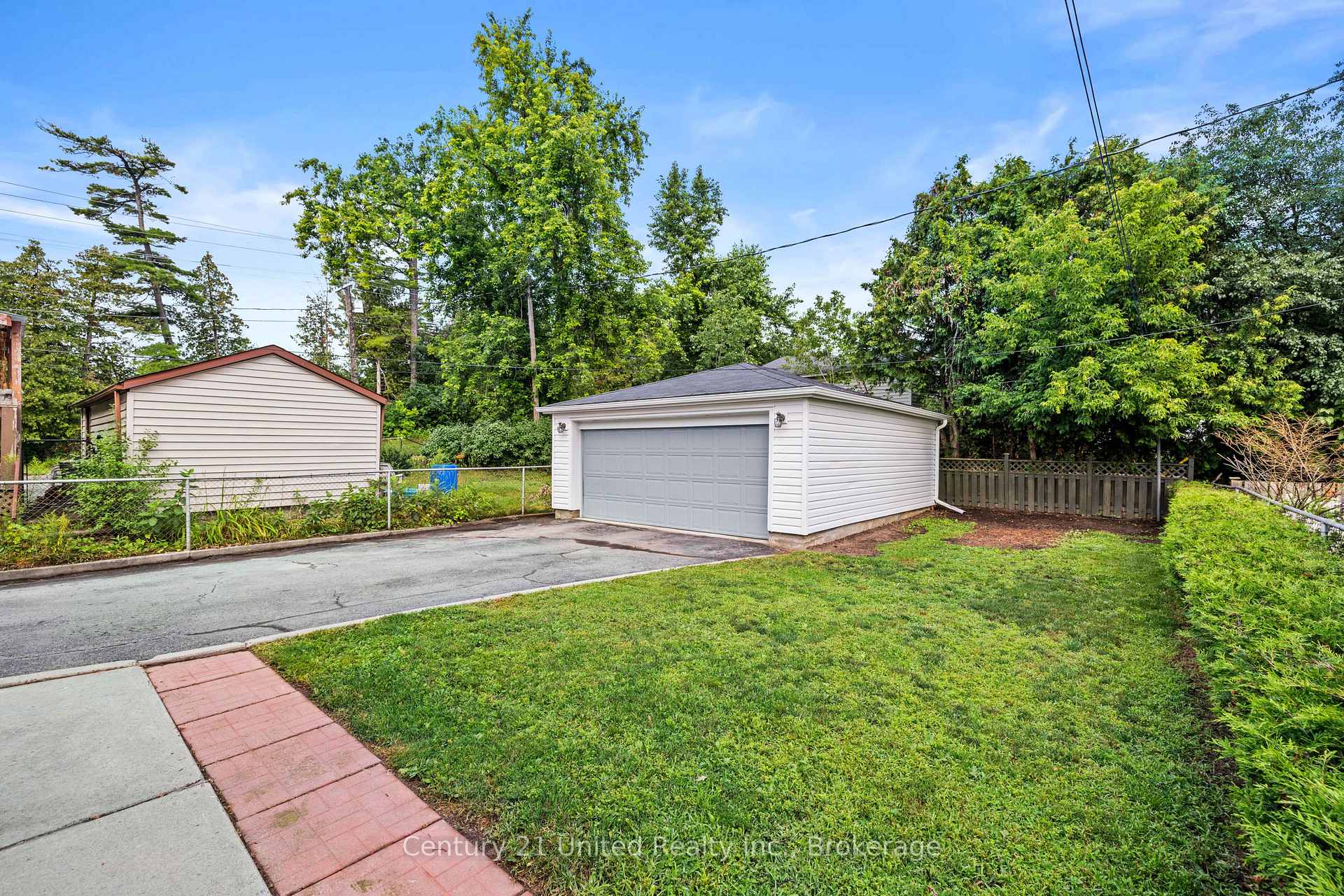 Photo 4 of 516 Glengarry Avenue, Peterborough, Northcrest Ward 5 — HOMEH