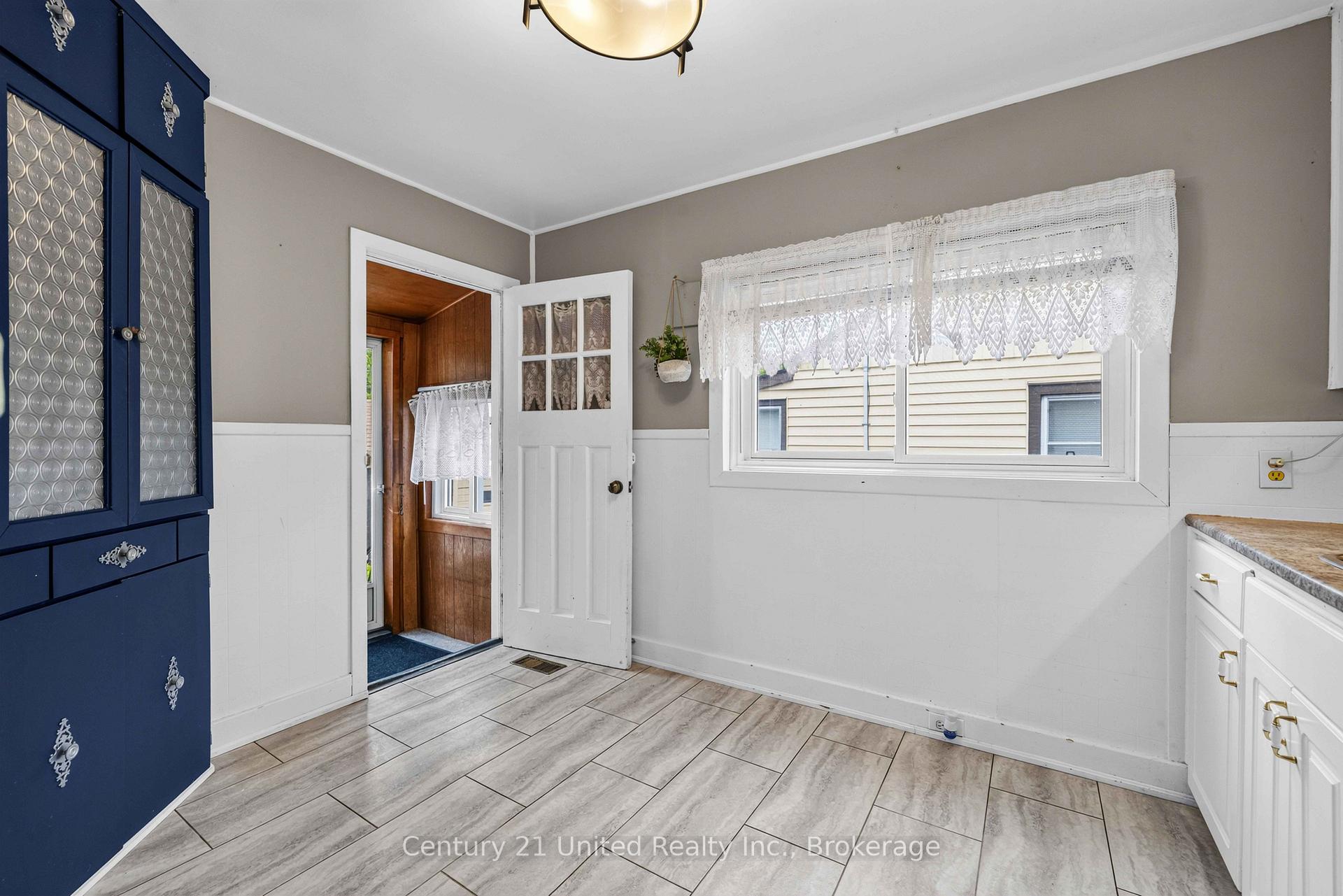 Photo 24 of 516 Glengarry Avenue, Peterborough, Northcrest Ward 5 — HOMEH