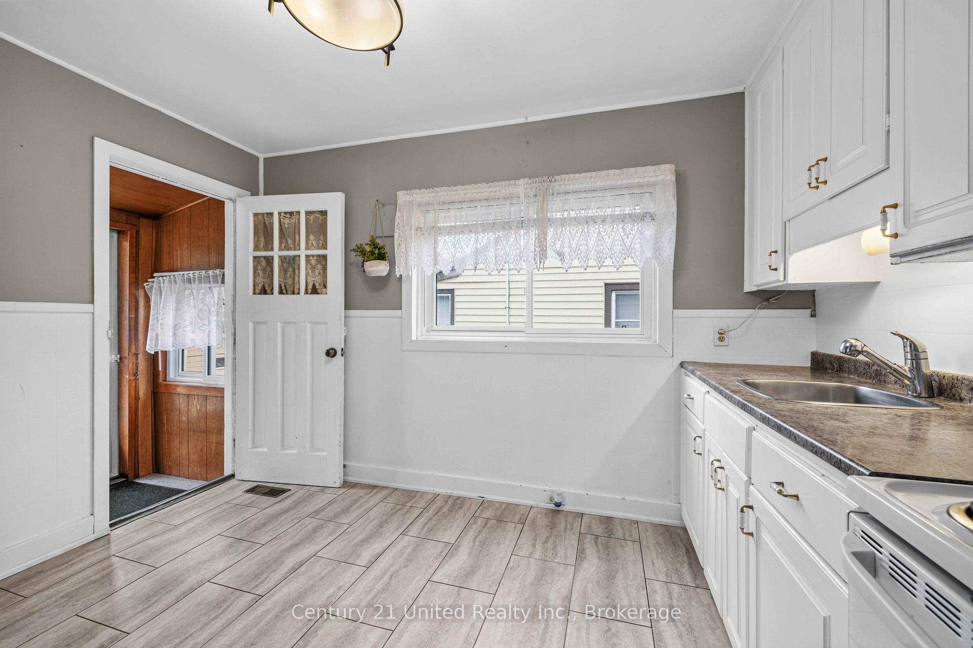 Photo 25 of 516 Glengarry Avenue, Peterborough, Northcrest Ward 5 — HOMEH