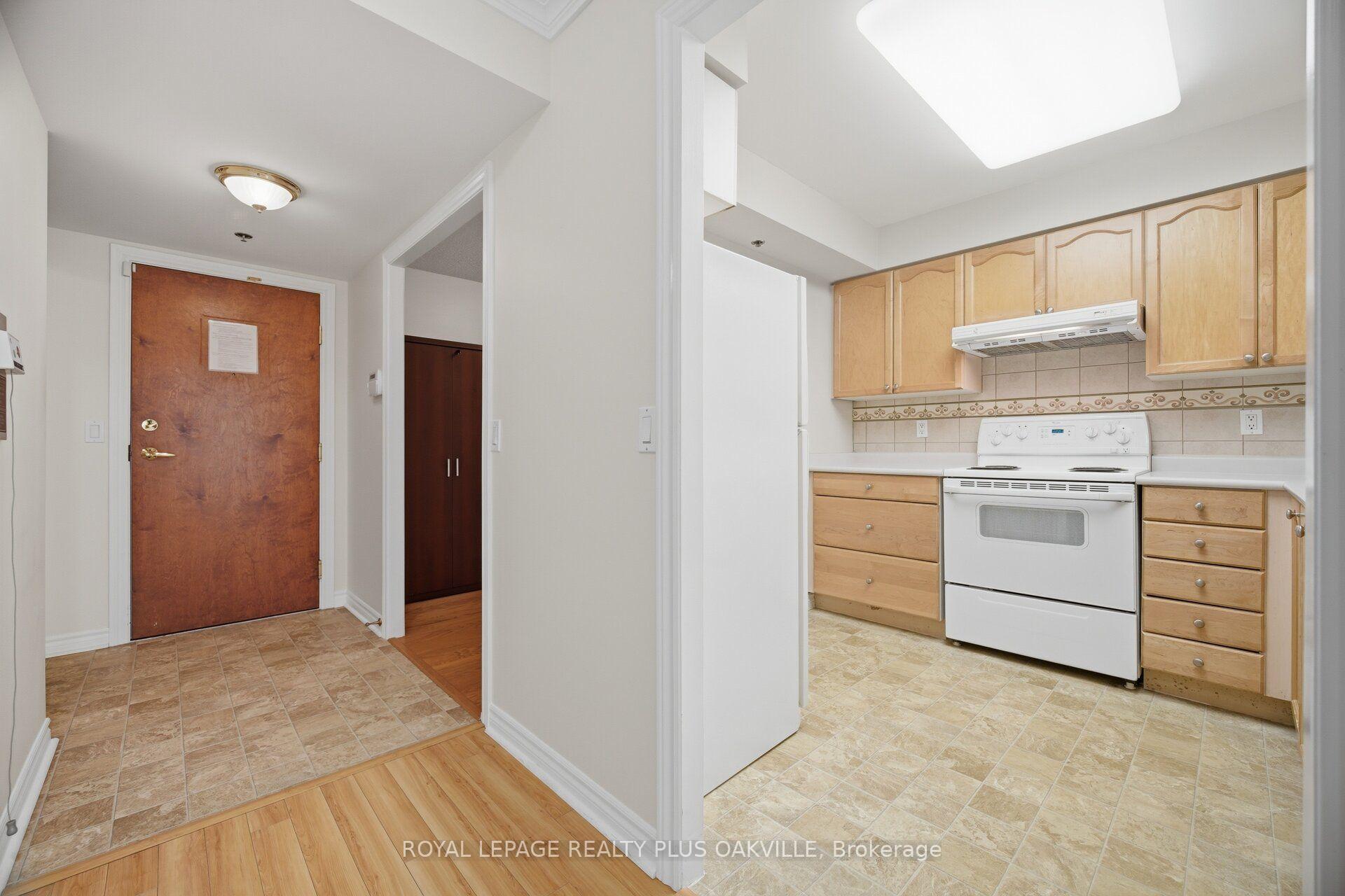 Photo 11 of Unit 1406, 100 Burloak Drive, Burlington, Appleby — HOMEH