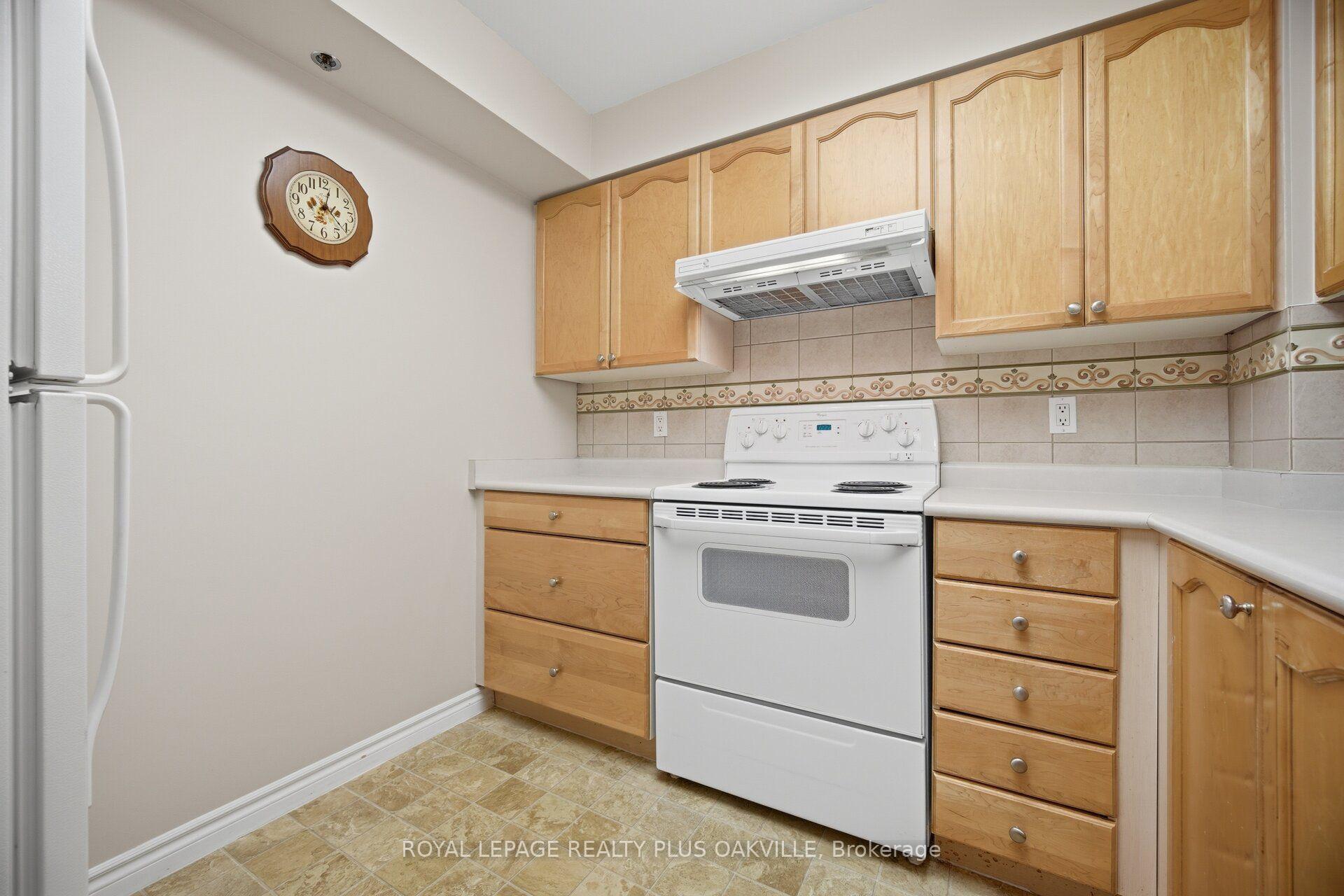 Photo 13 of Unit 1406, 100 Burloak Drive, Burlington, Appleby — HOMEH