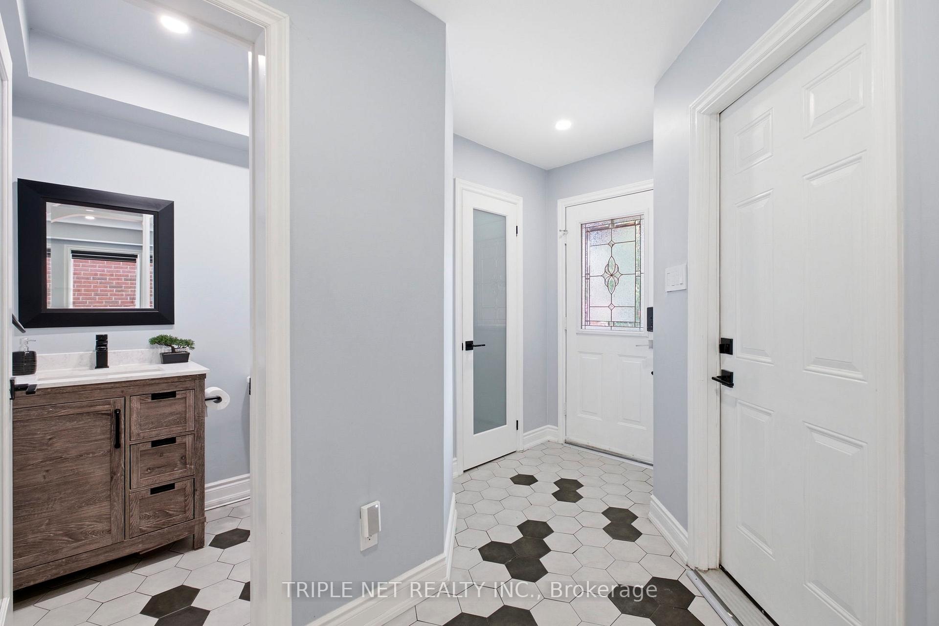 Photo 2 of 198 Purcell Crescent, Vaughan, Maple — HOMEH