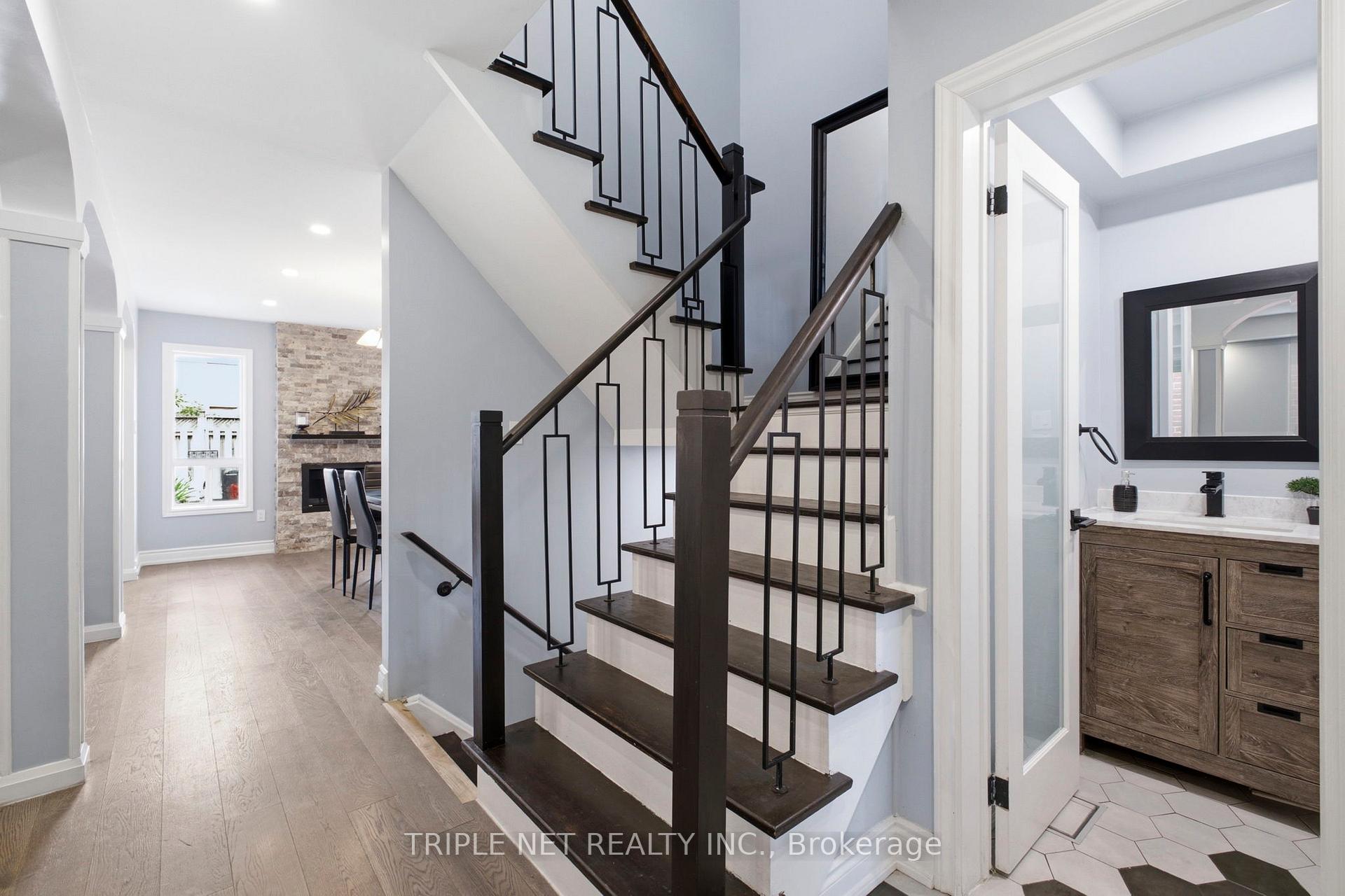 Photo 3 of 198 Purcell Crescent, Vaughan, Maple — HOMEH