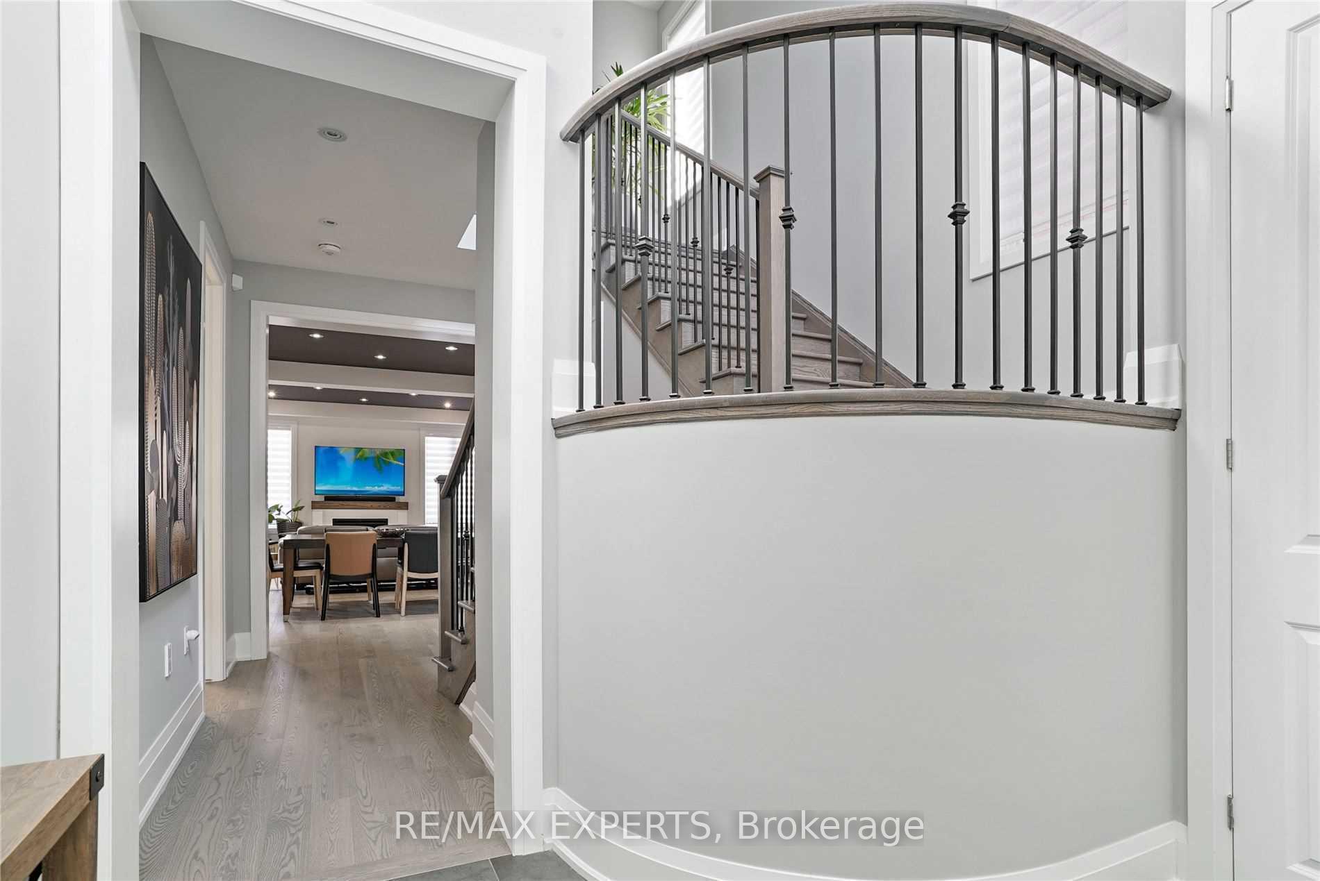 Photo 4 of 38 Chorus Crescent, Vaughan, Kleinburg — HOMEH