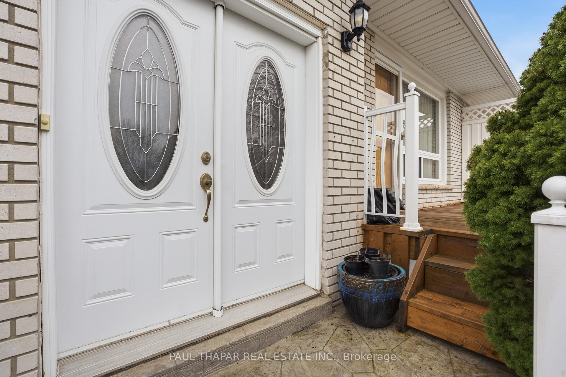 Photo 2 of 10 Castlebury Crescent, North York, Bayview Woods-Steeles — HOMEH
