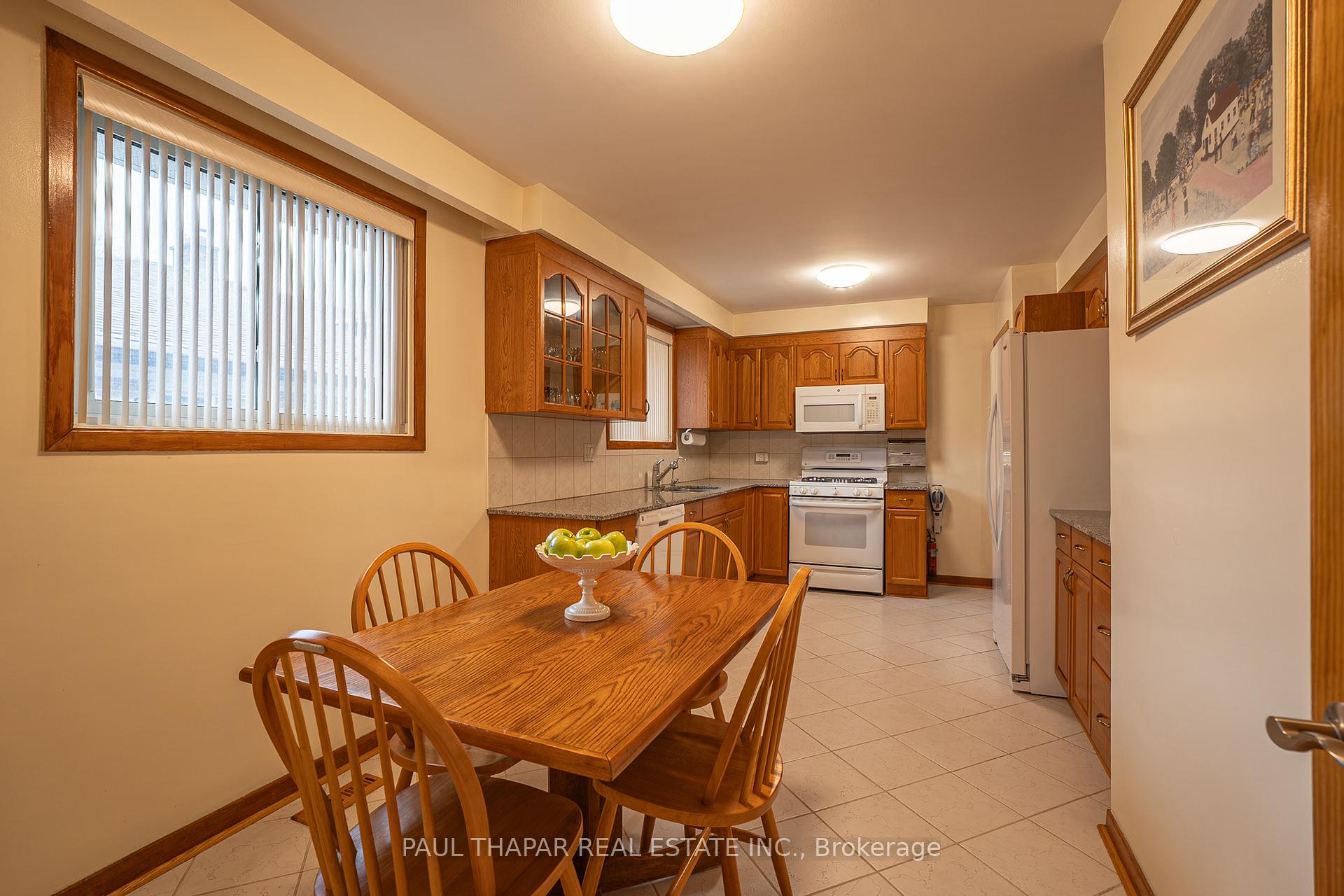 Photo 4 of 10 Castlebury Crescent, North York, Bayview Woods-Steeles — HOMEH