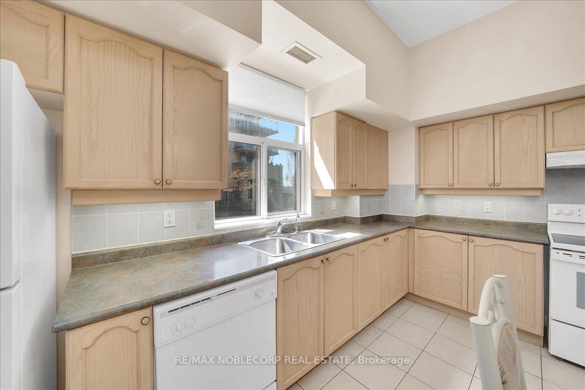 Photo 17 of Unit 111, 2502 Rutherford Road, Vaughan, Maple — HOMEH
