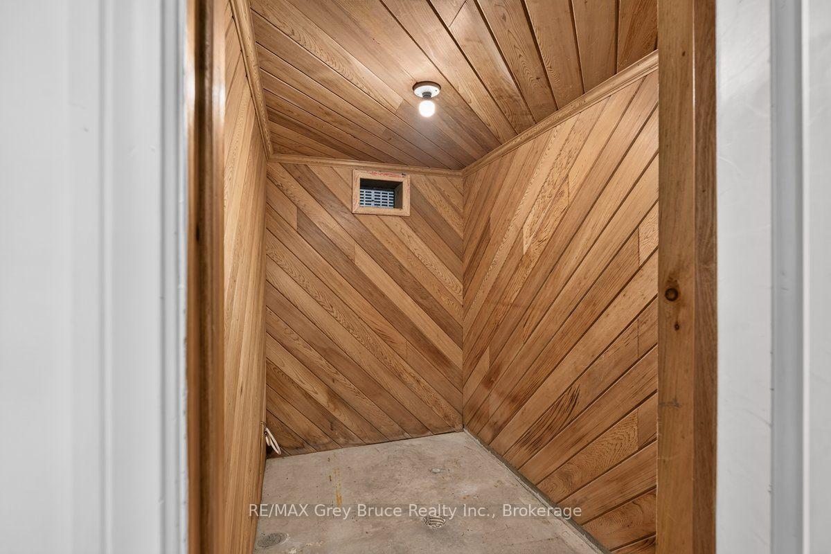 Photo 15 of 132 clearview Crescent, Meaford — HOMEH