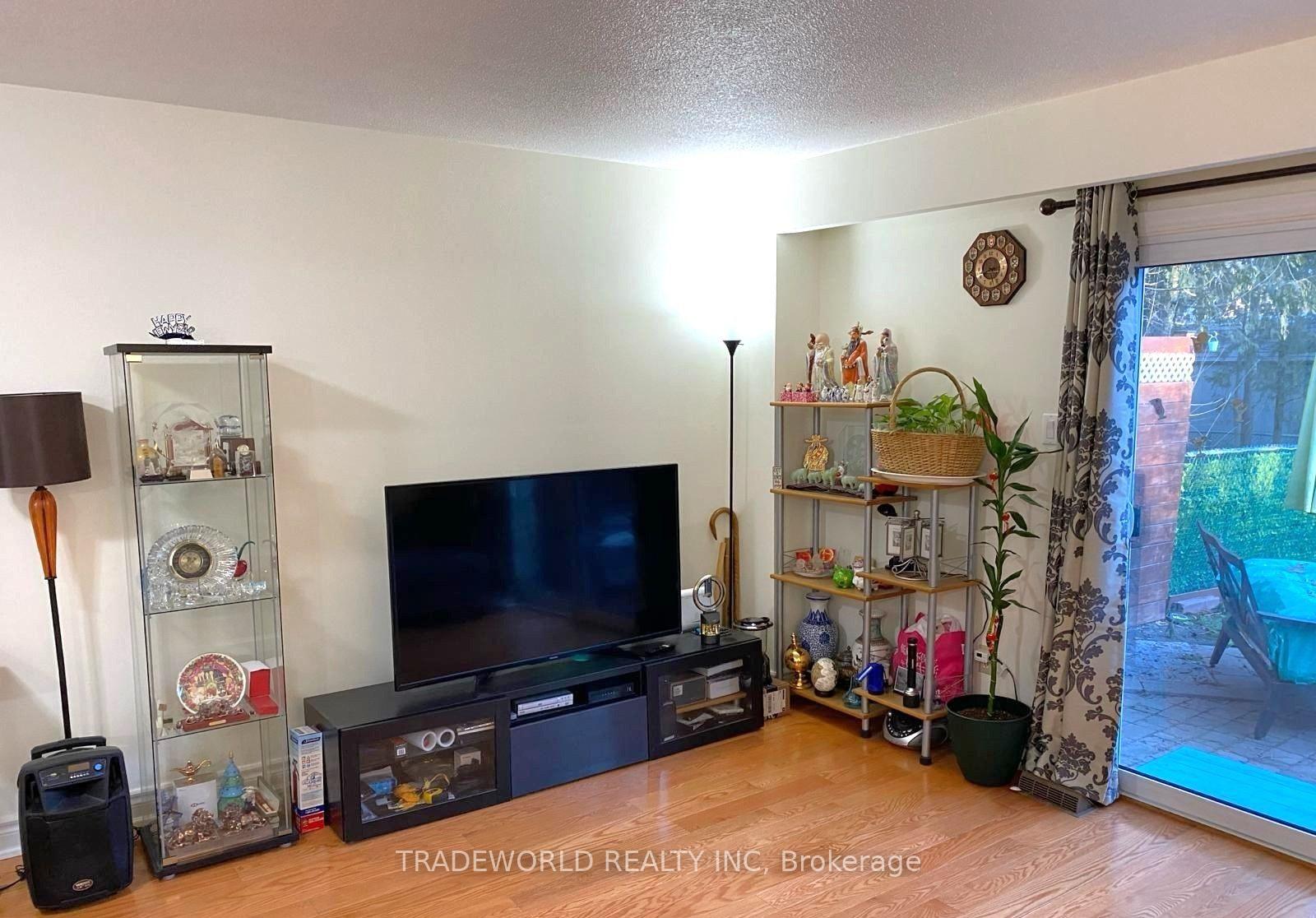 Photo 3 of 122 Tamarack Drive, Markham, Aileen-Willowbrook — HOMEH