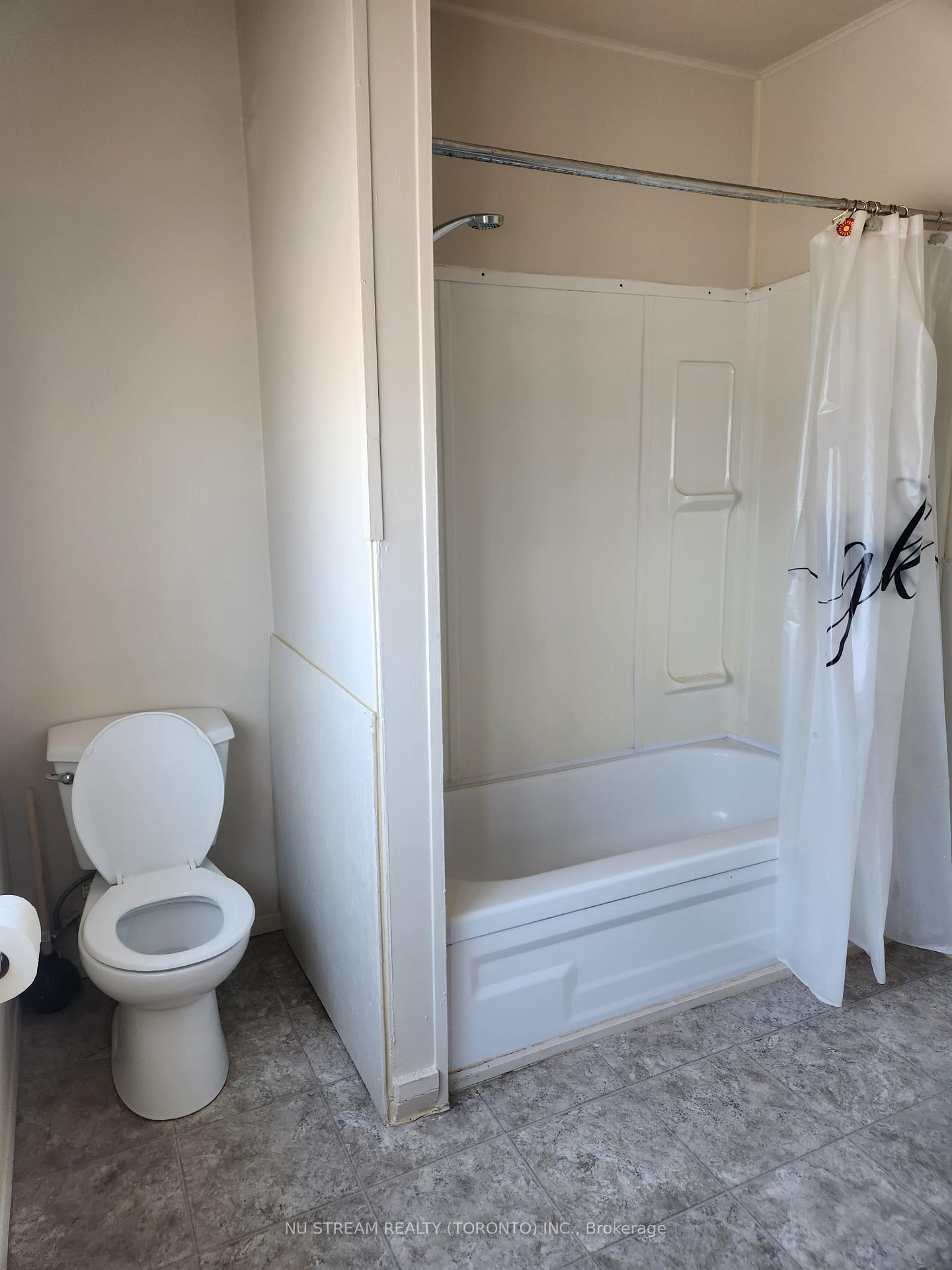 Photo 3 of Unit Upper, 5696 Buchanan Avenue, Niagara Falls, Clifton Hill — HOMEH