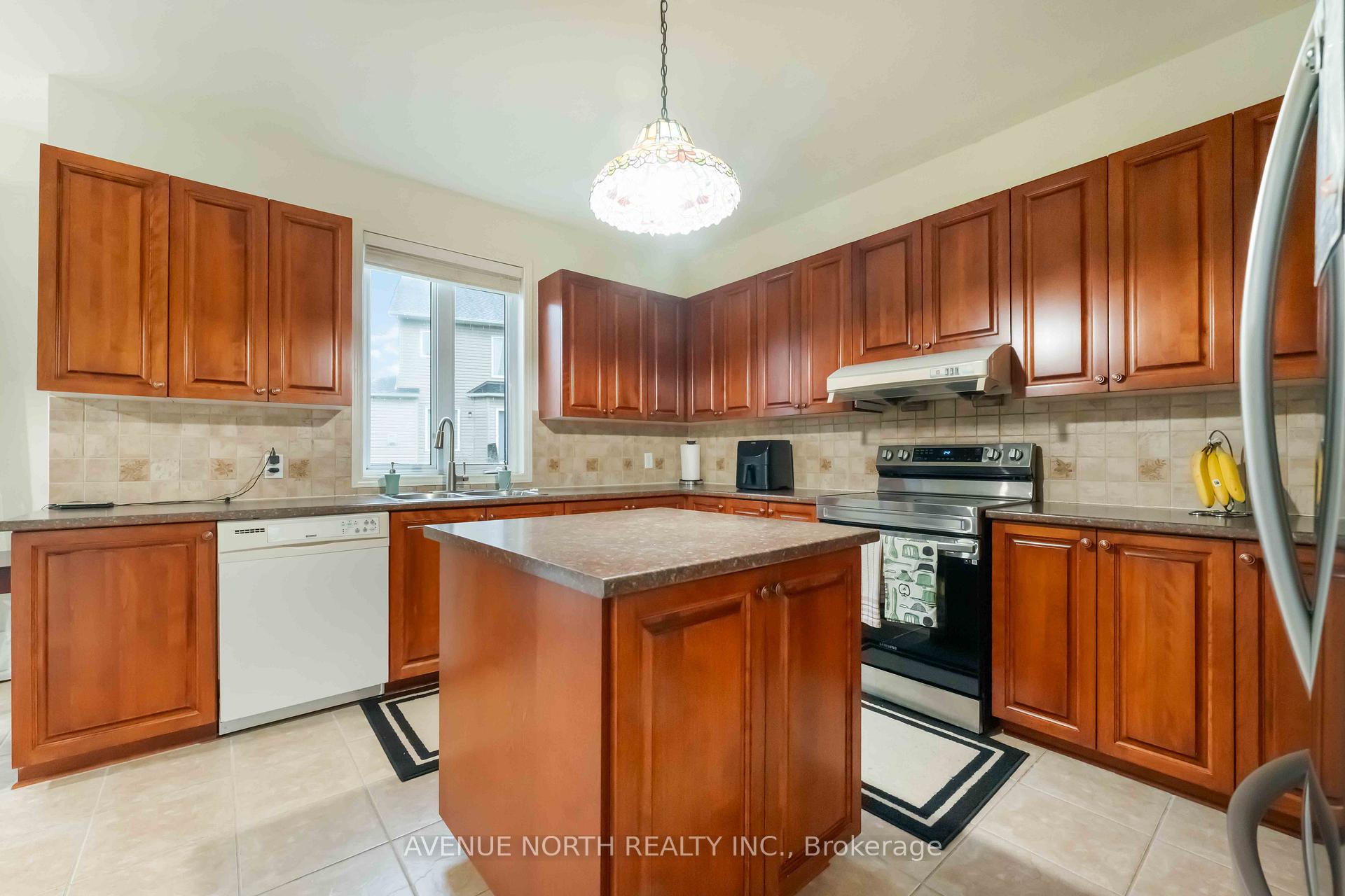 Photo 9 of 23 Hearthstone Place, Ottawa, Barrhaven - Strandherd — HOMEH