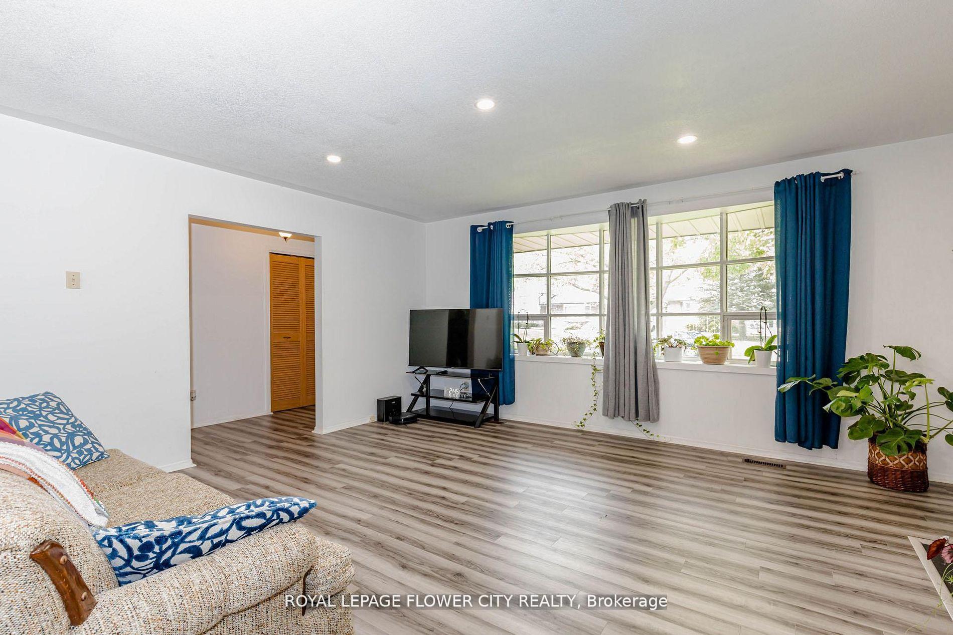 Photo 8 of 15 Cumberland Crescent, London, North G — HOMEH
