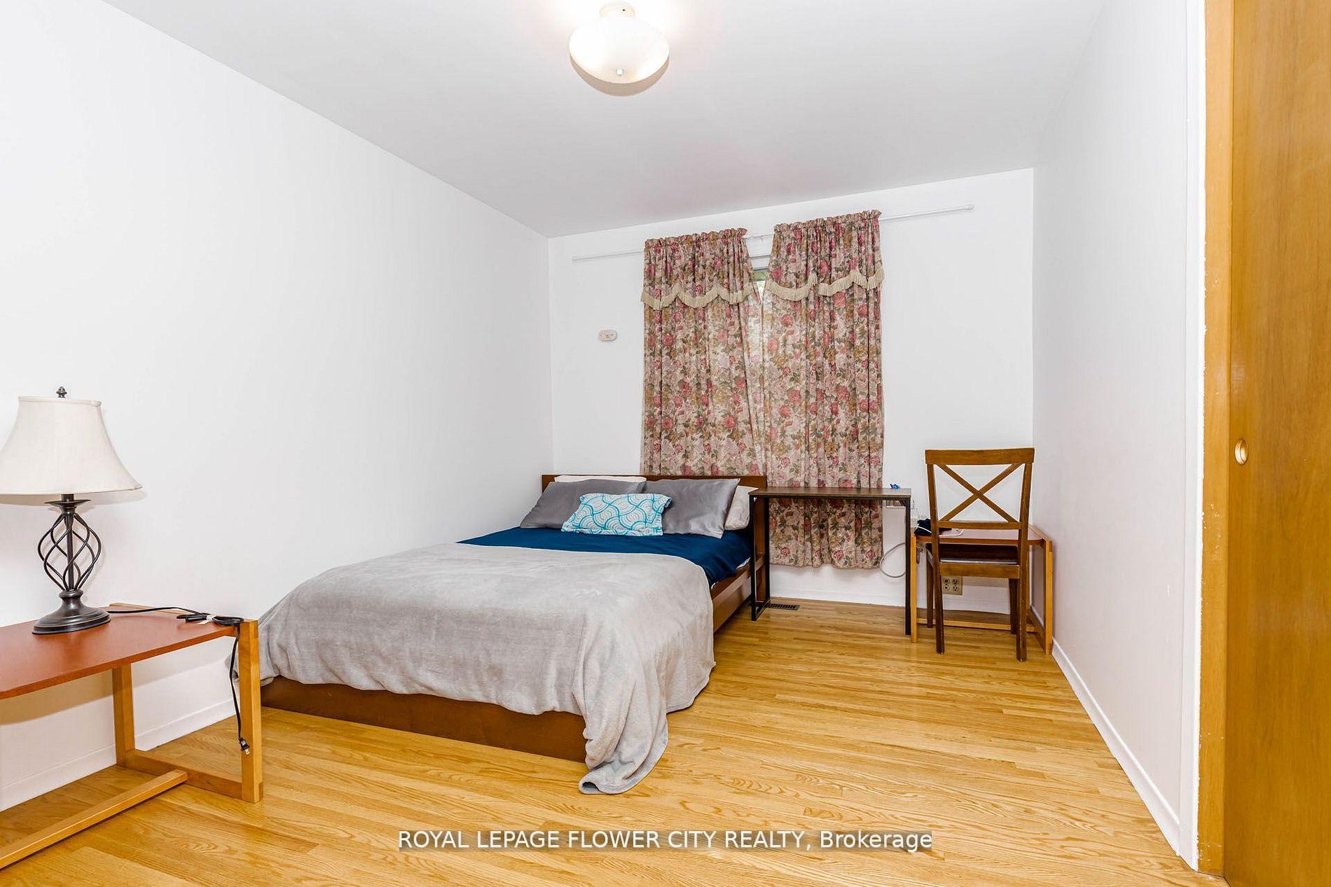 Photo 31 of 15 Cumberland Crescent, London, North G — HOMEH