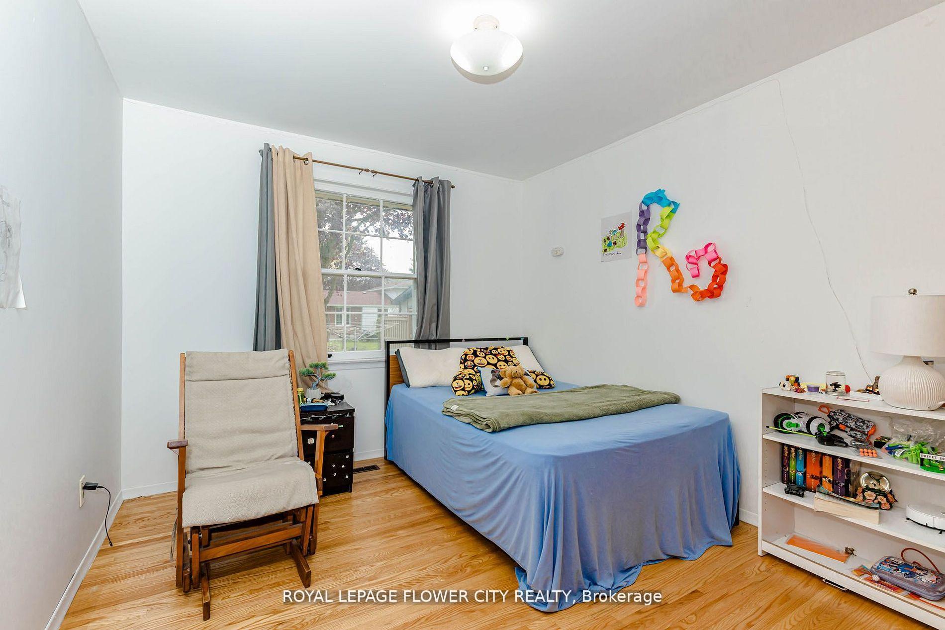 Photo 32 of 15 Cumberland Crescent, London, North G — HOMEH