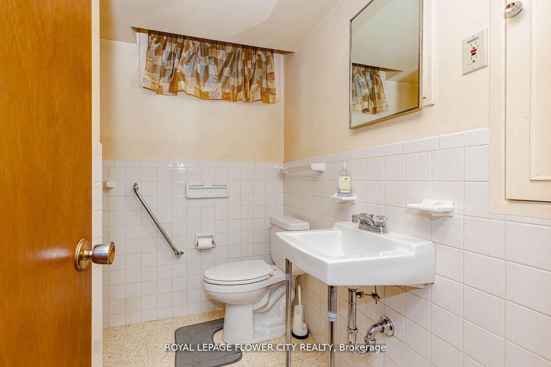 Photo 34 of 15 Cumberland Crescent, London, North G — HOMEH