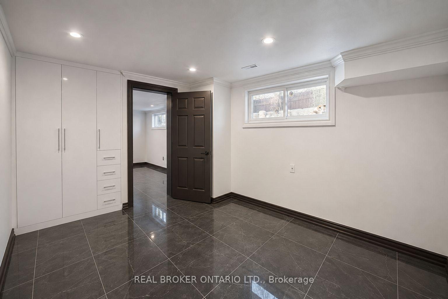 Photo 17 of 21 Kendleton Drive, Etobicoke, Mount Olive-Silverstone-Jamestown — HOMEH