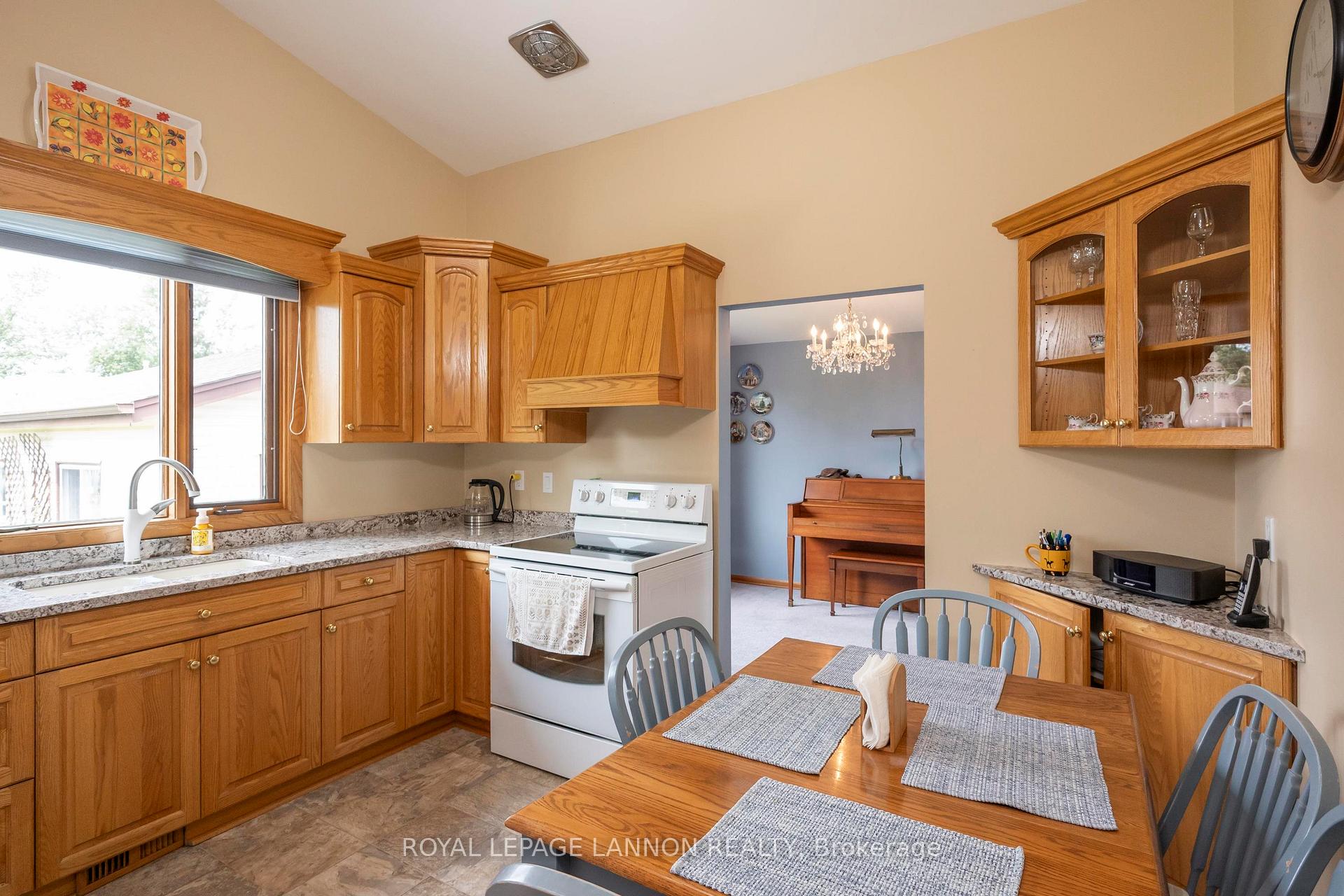 Photo 9 of 236 Poplar Ave, Thunder Bay, Forest Park — HOMEH