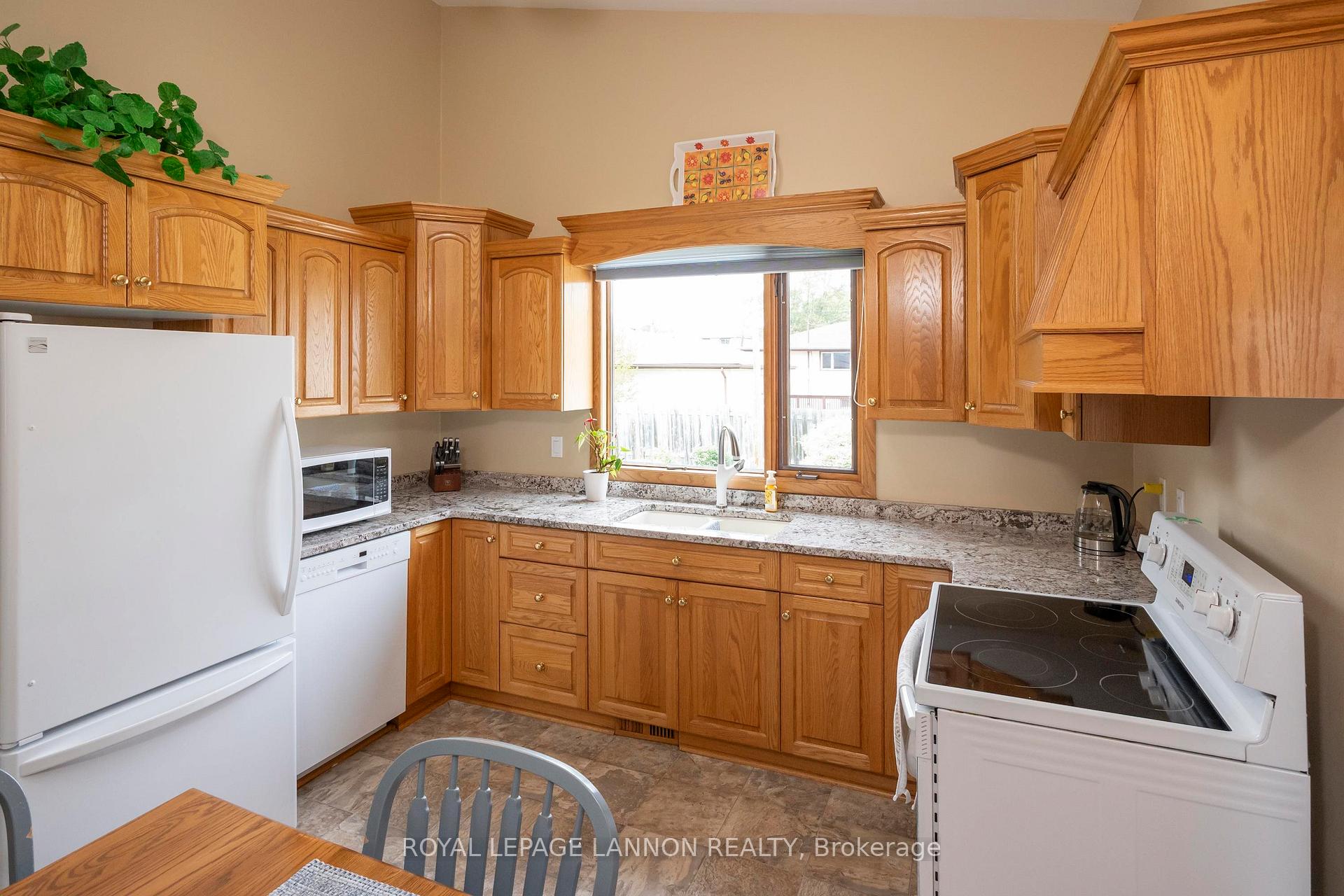 Photo 10 of 236 Poplar Ave, Thunder Bay, Forest Park — HOMEH