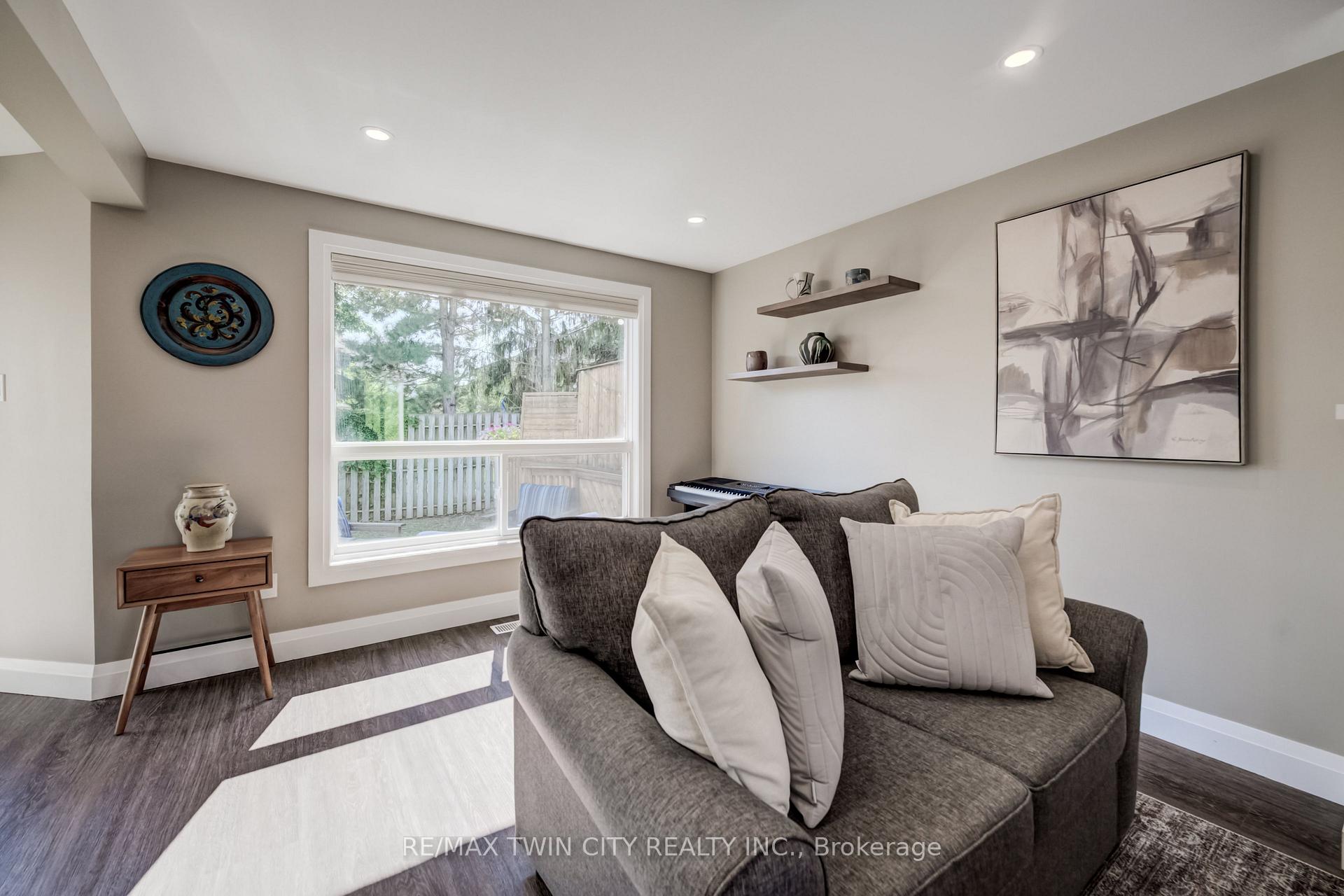 Photo 11 of 511 Chesapeake Crescent, Waterloo, Colonial Acres — HOMEH