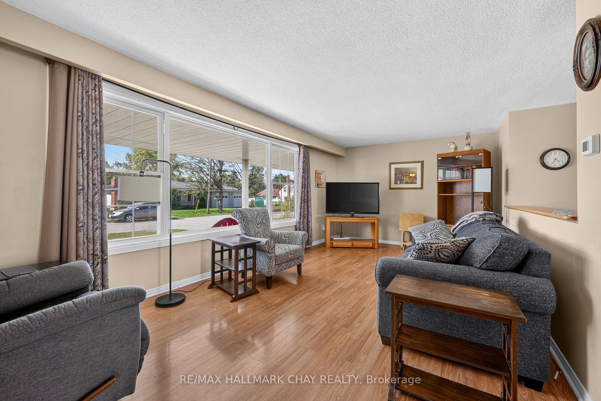 Photo 11 of 41 Albert Street, Kawartha Lakes, Bexley — HOMEH